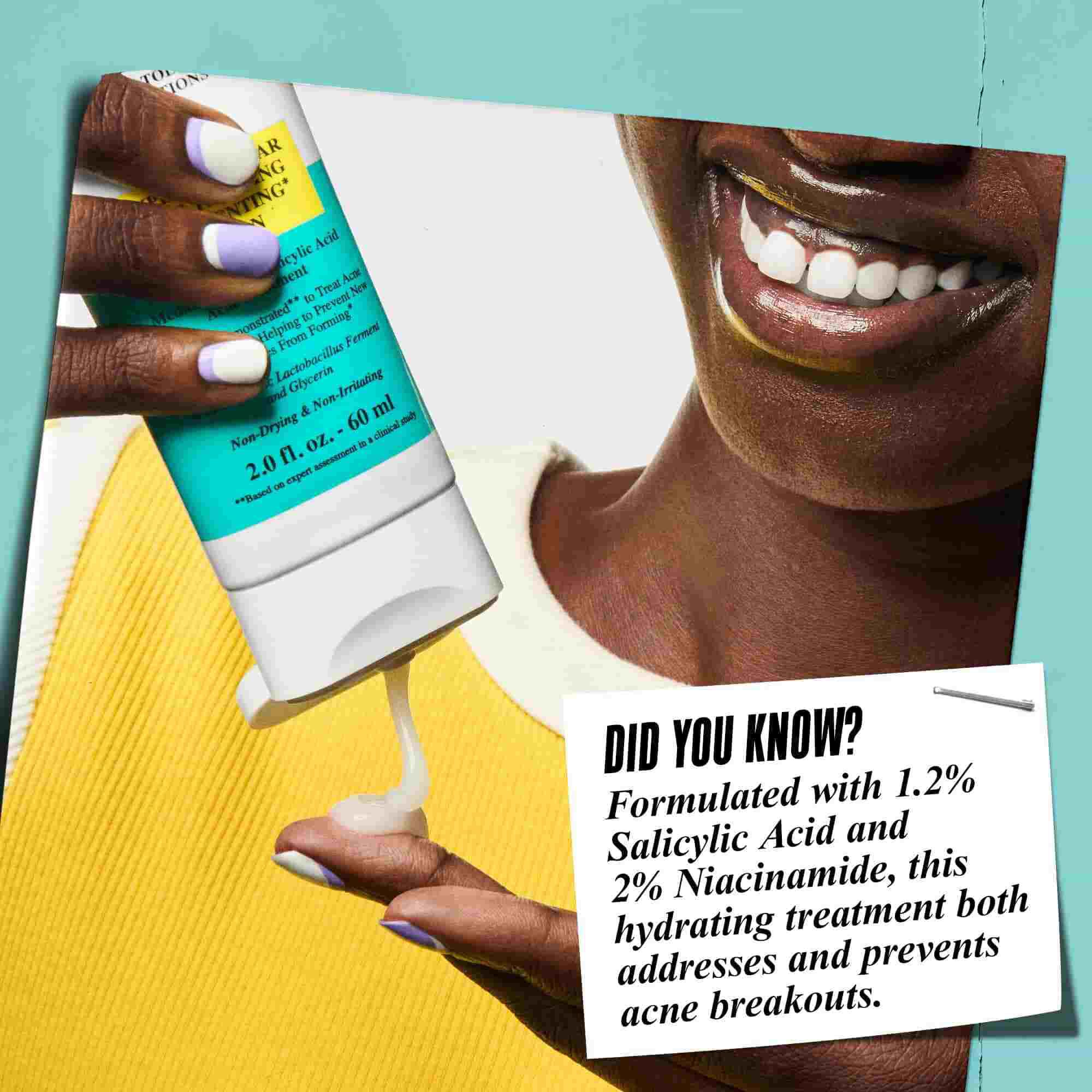 Dłoń trzymająca balsam Expertly Clear Blemish-Treating & Preventing Lotion z tekstem: „Czy wiesz, że? Zawierający 1,2% kwasu salicylowego i 2% niacynamidu, ten nawilżający zabieg zwalcza i zapobiega aktywnemu trądzikowi.”