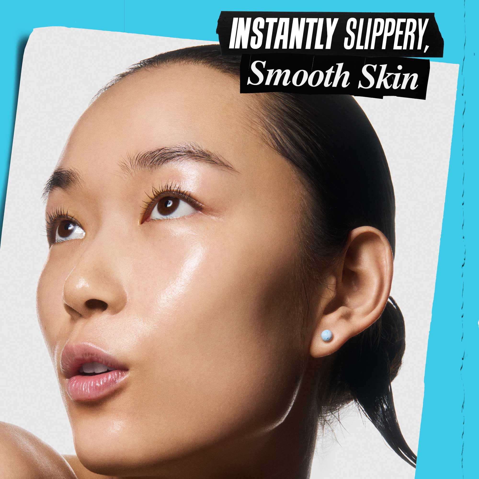 Osoba nakładająca Kiehl's Clearly Corrective Triple Acid Peel na skorę.