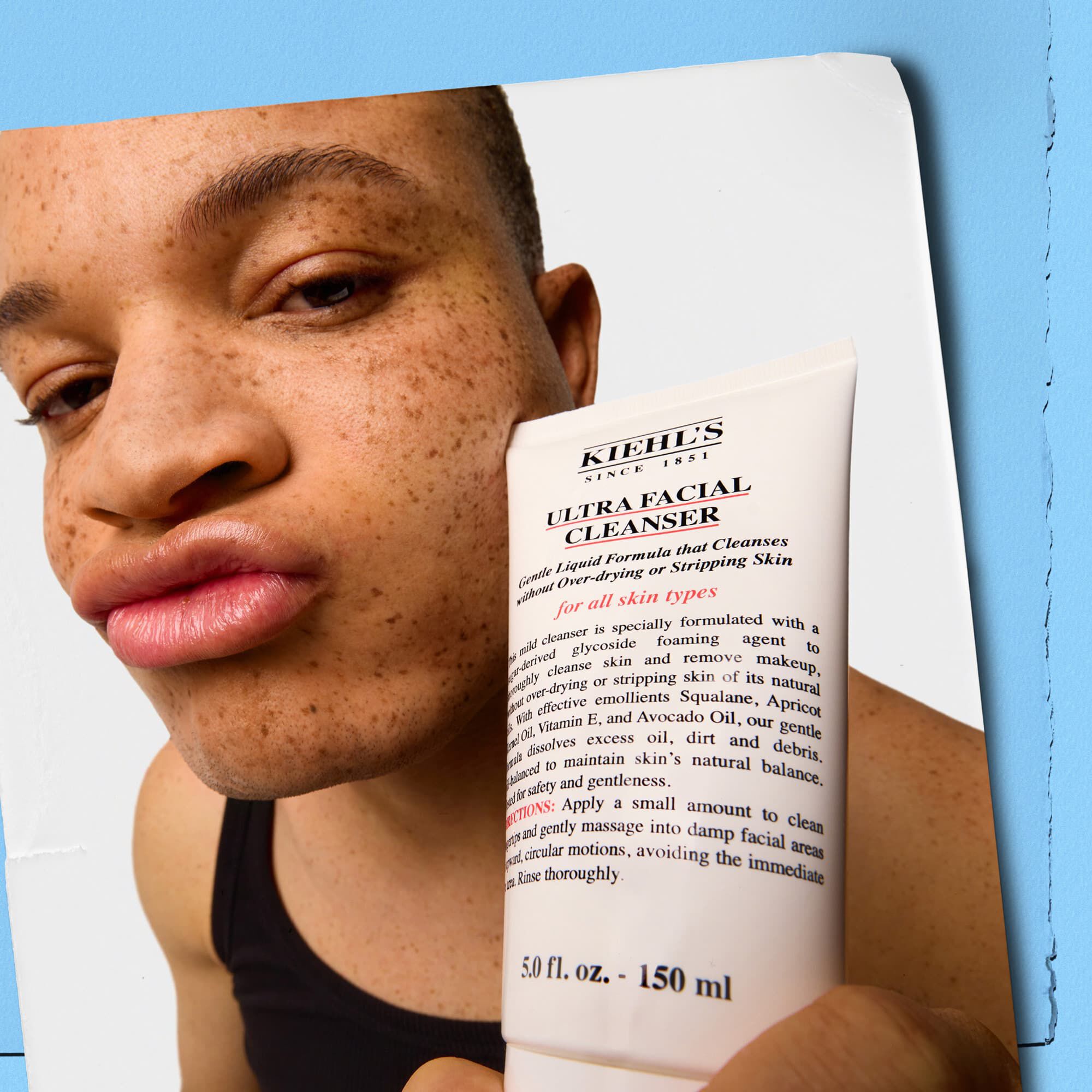 Modelka trzymająca tubkę żelu Kiehl's Ultra Facial Cleanser