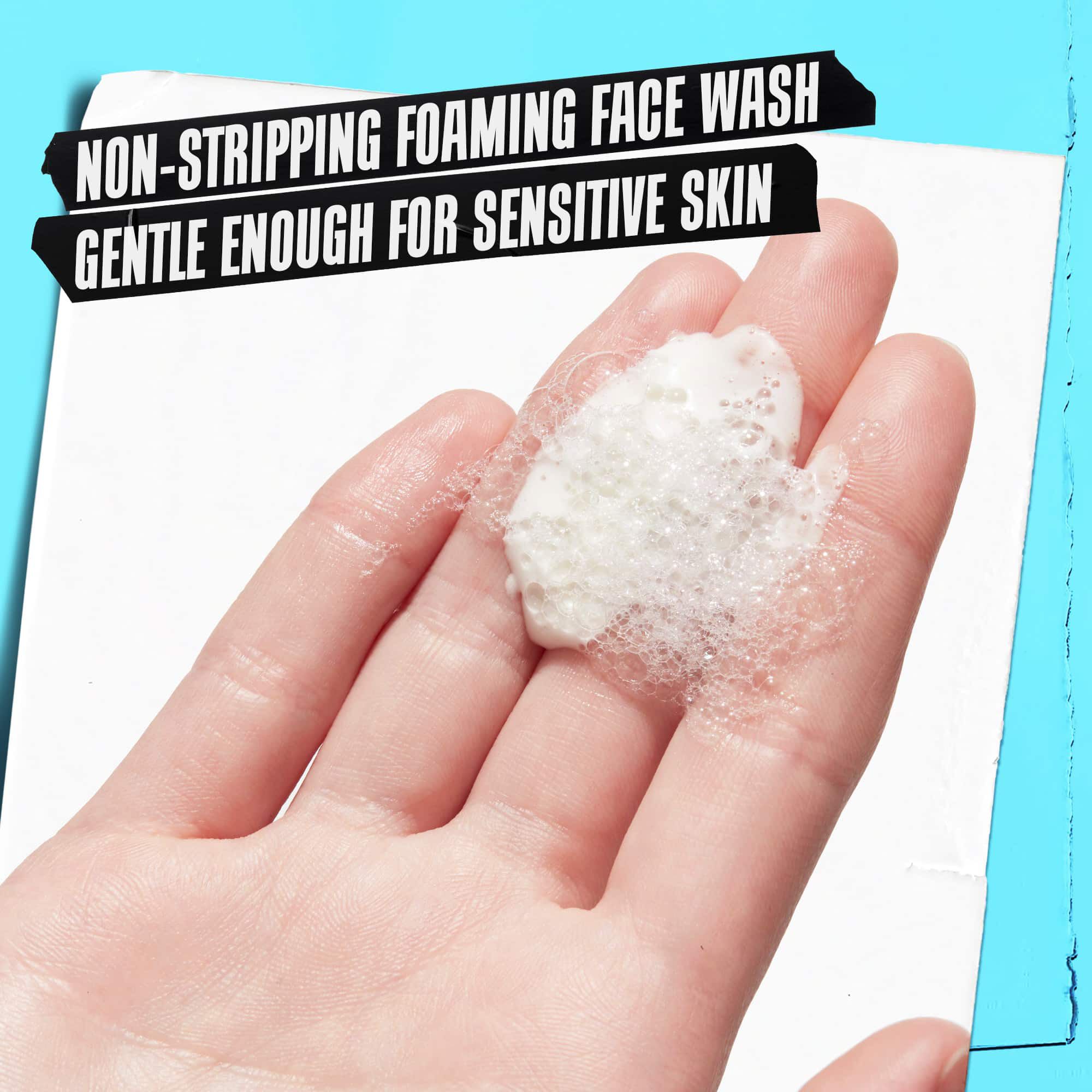 Dłoń trzymająca piankę Ultra Facial Oil-Free Cleanser z napisem „Niewysuszający żel myjący, wystarczająco delikatny dla skory wrażliwej.”