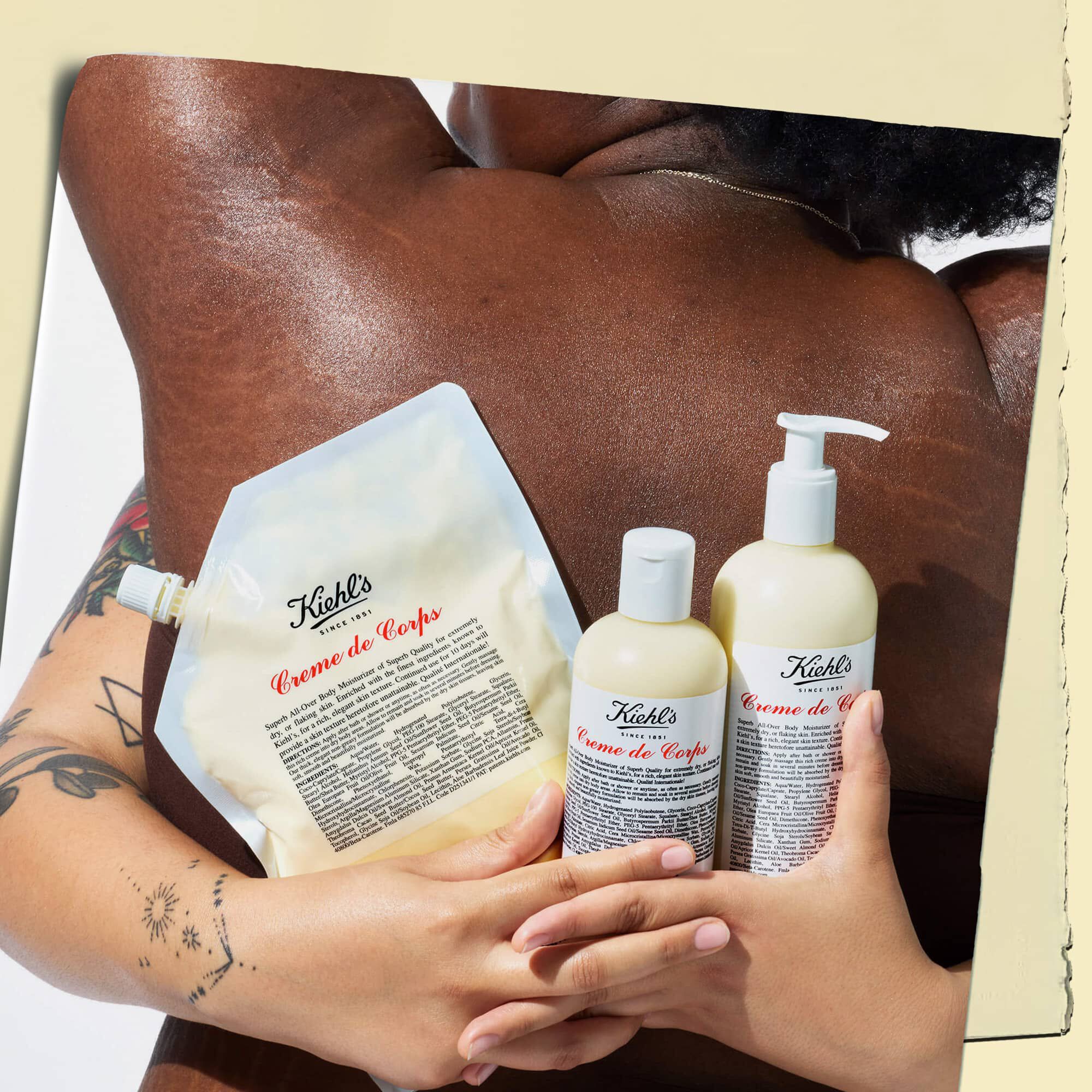 Dwoje obejmujących się modeli trzymających trzy butelki Creme de Corps w rożnych rozmiarach