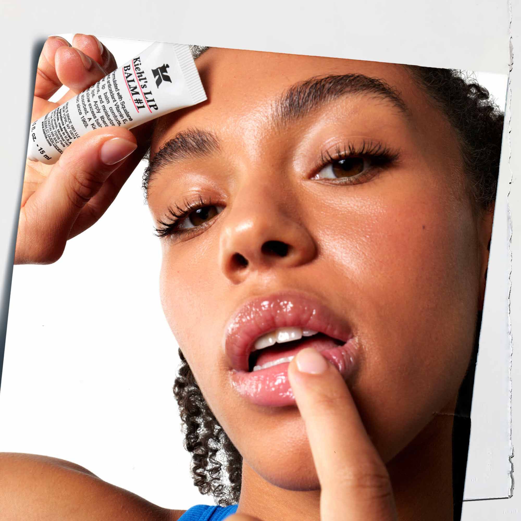 Nakładanie balsamu Lip Balm #1 na usta, pokazujące jego użycie na skorze.