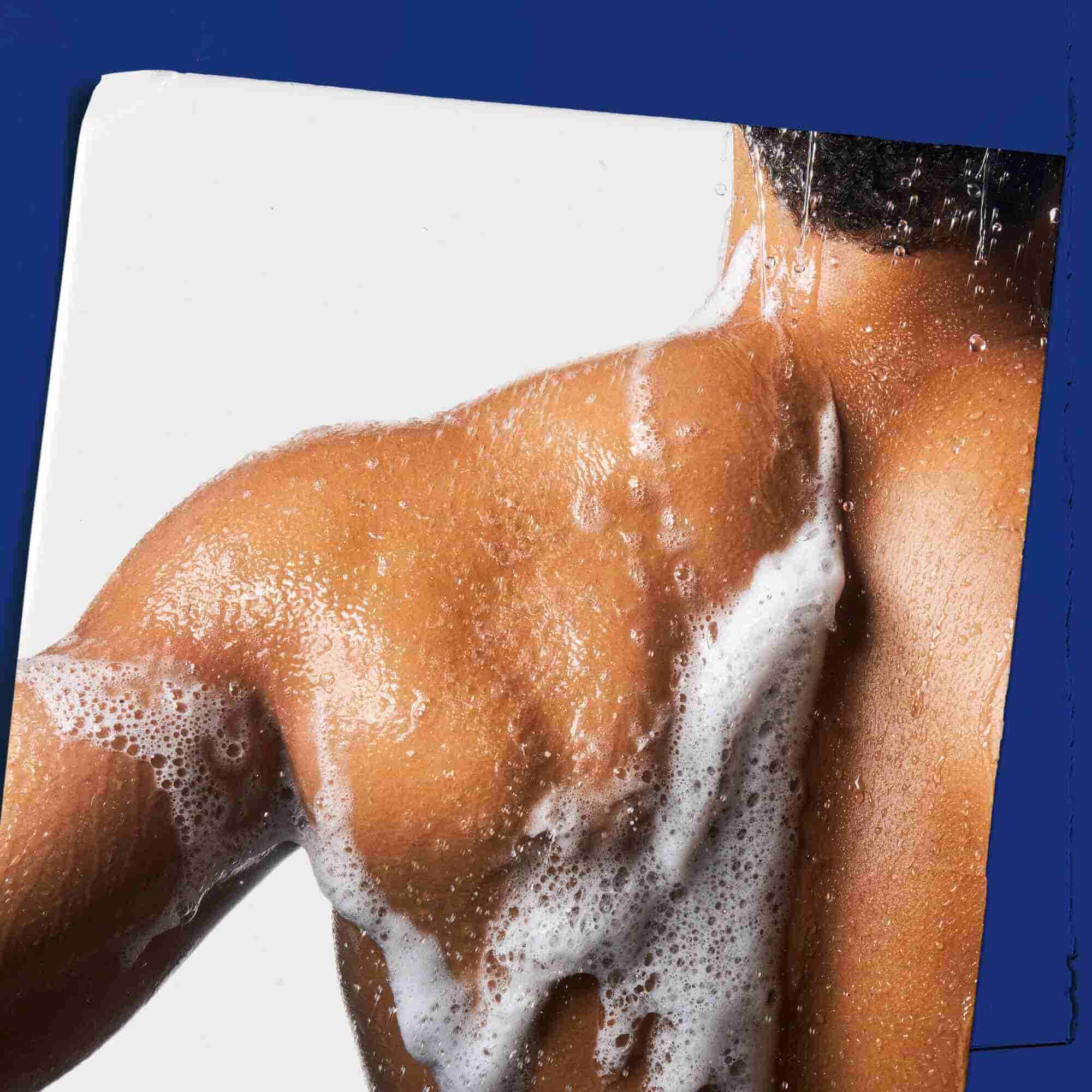 Spieniony żel Body Fuel All-In-One Energizing Wash na skorze, prezentujący użycie produktu.
