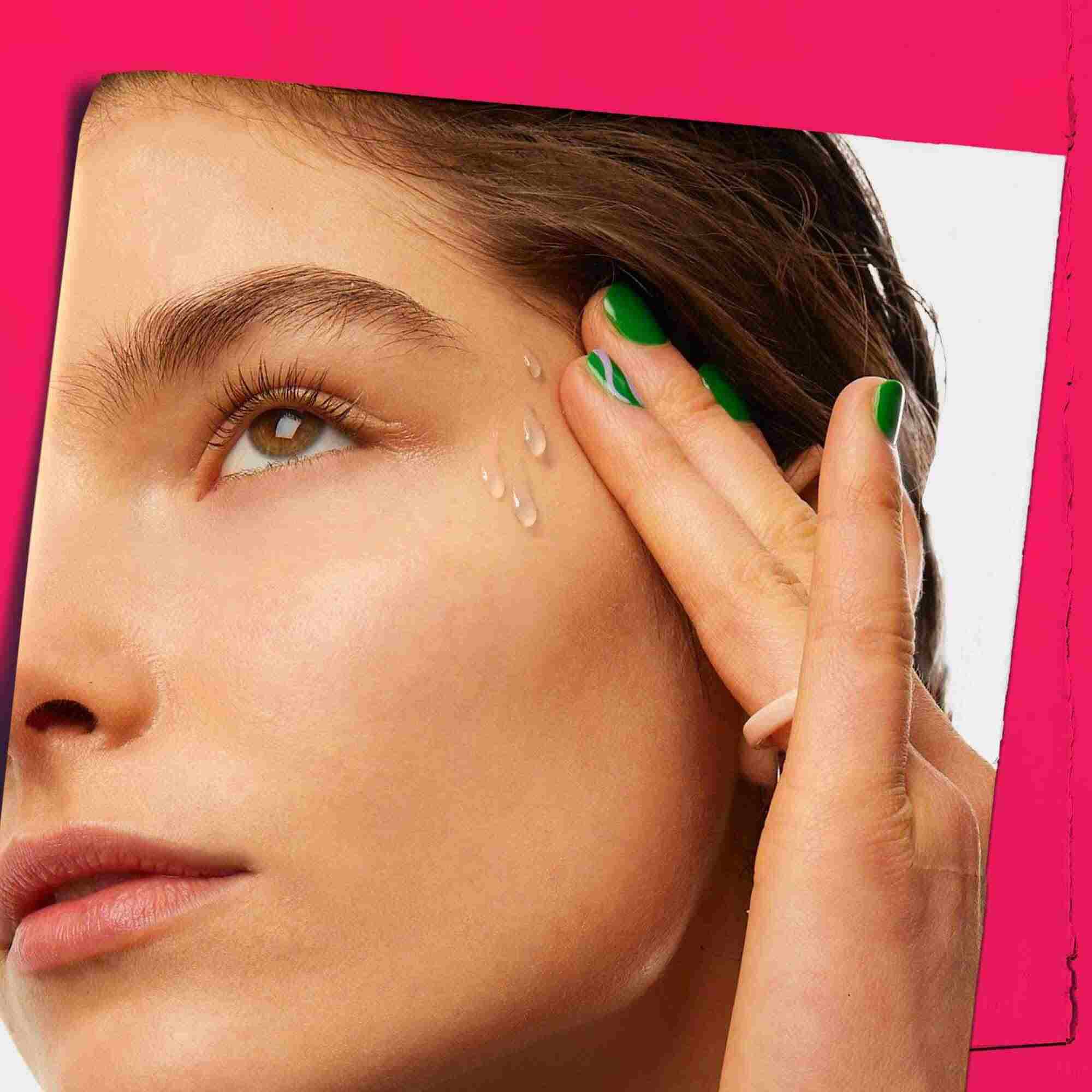 Ultra Pure 9.8% Glycolic Acid Serum nakładany na skorę.