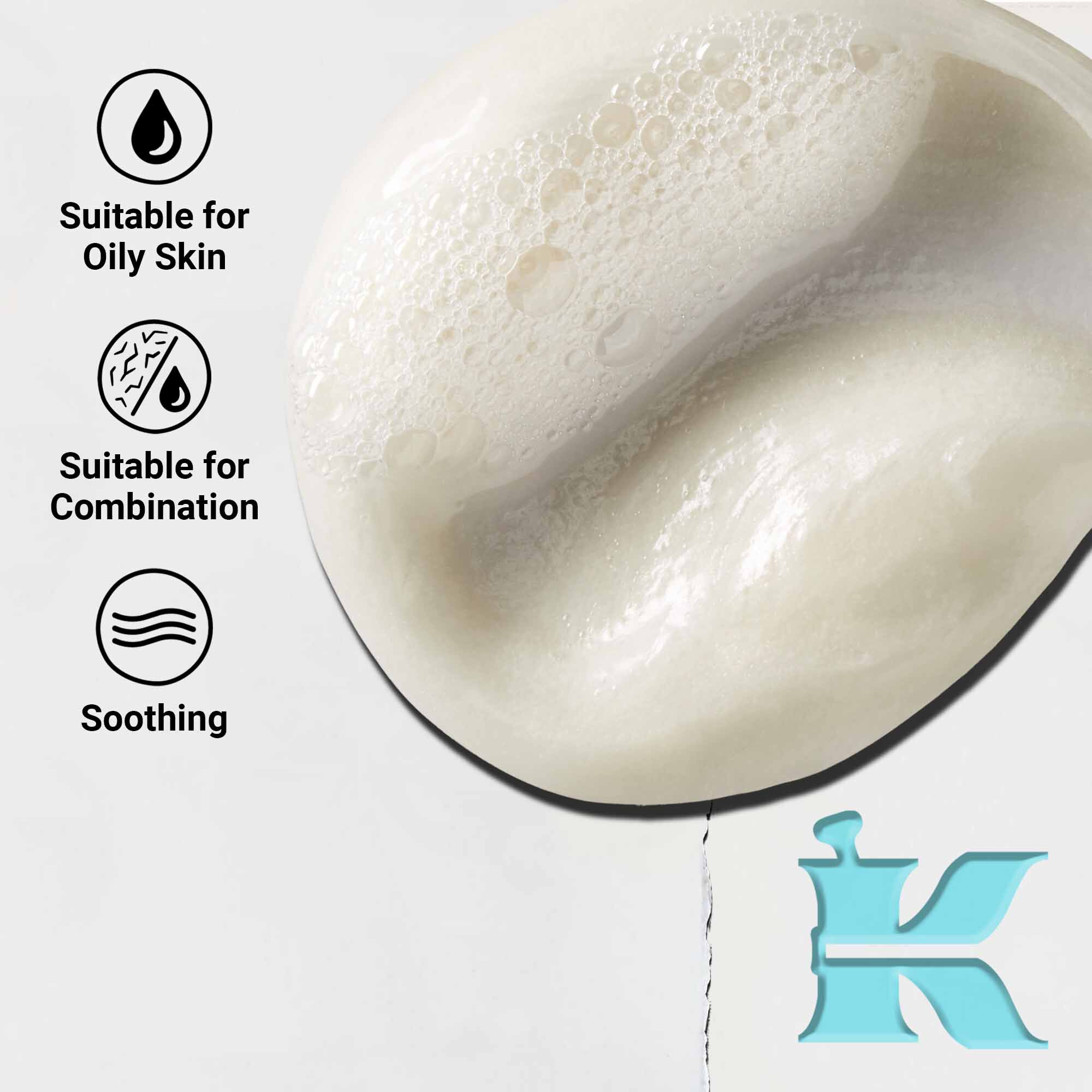 Zbliżenie na konsystencję Ultra Facial Oil-Free Cleanser, ukazujące lekką, kremową formułę. Tekst podkreśla właściwości łagodzące oraz przydatność dla skory tłustej i mieszanej.