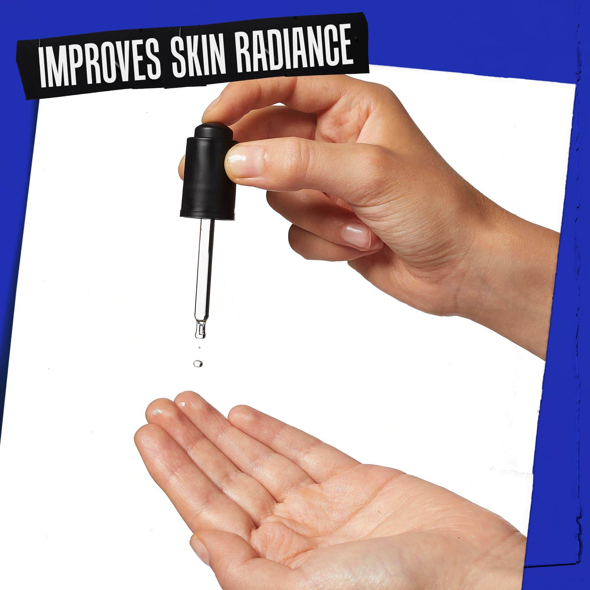 Dłoń, na ktorą nakładany jest Midnight Recovery Concentrate, z napisem „Poprawia promienność skory”.