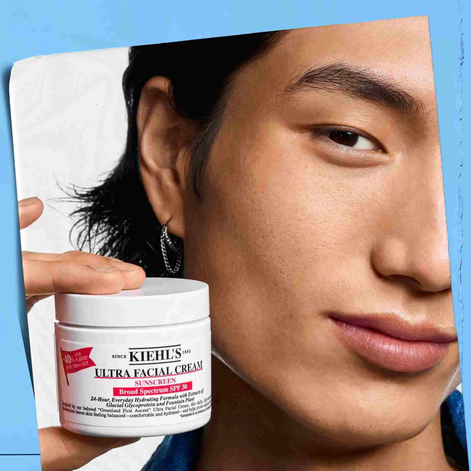 Krem Ultra Facial Cream SPF 30 trzymany w dłoni, prezentujący poręczność i łatwość użycia.