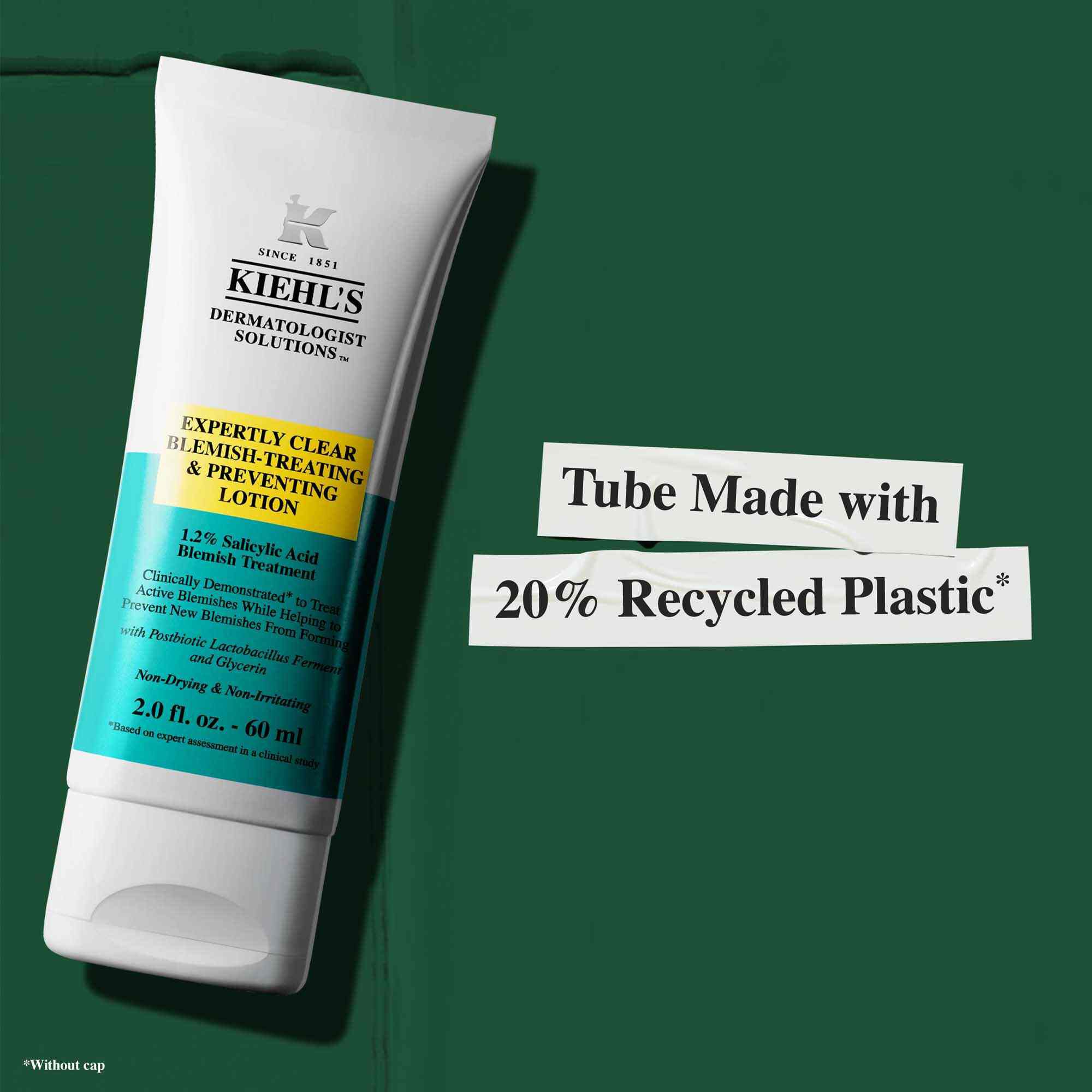 Tubka Expertly Clear Blemish-Treating & Preventing Lotion z tekstem podkreślającym zrownoważony rozwoj: „Tubka wykonana w 20% z plastiku pochodzącego z recyklingu.”