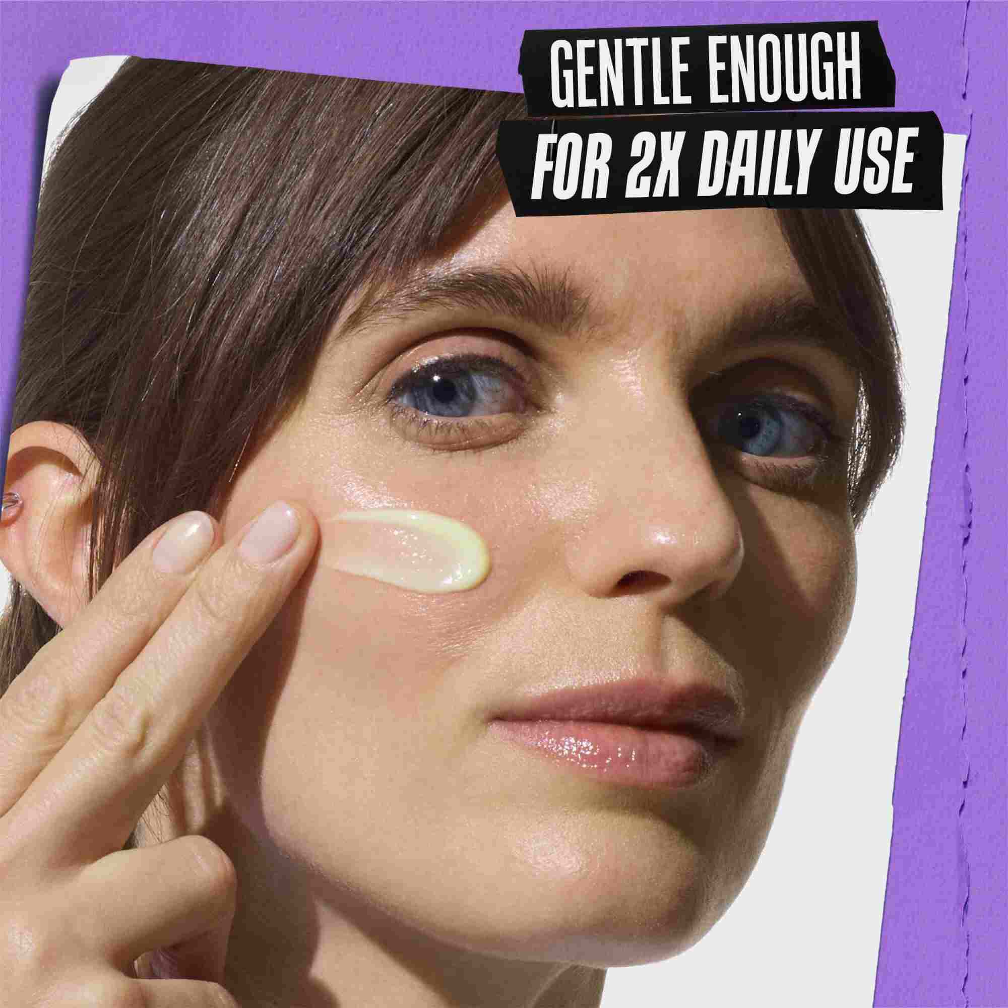 Modelka z probką serum Kiehl's Retinol Skin Renewing Daily Microdose na twarzy