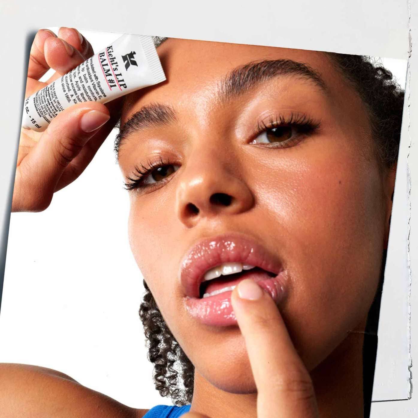 Nakładanie balsamu Lip Balm #1 na usta, pokazujące jego użycie na skorze.