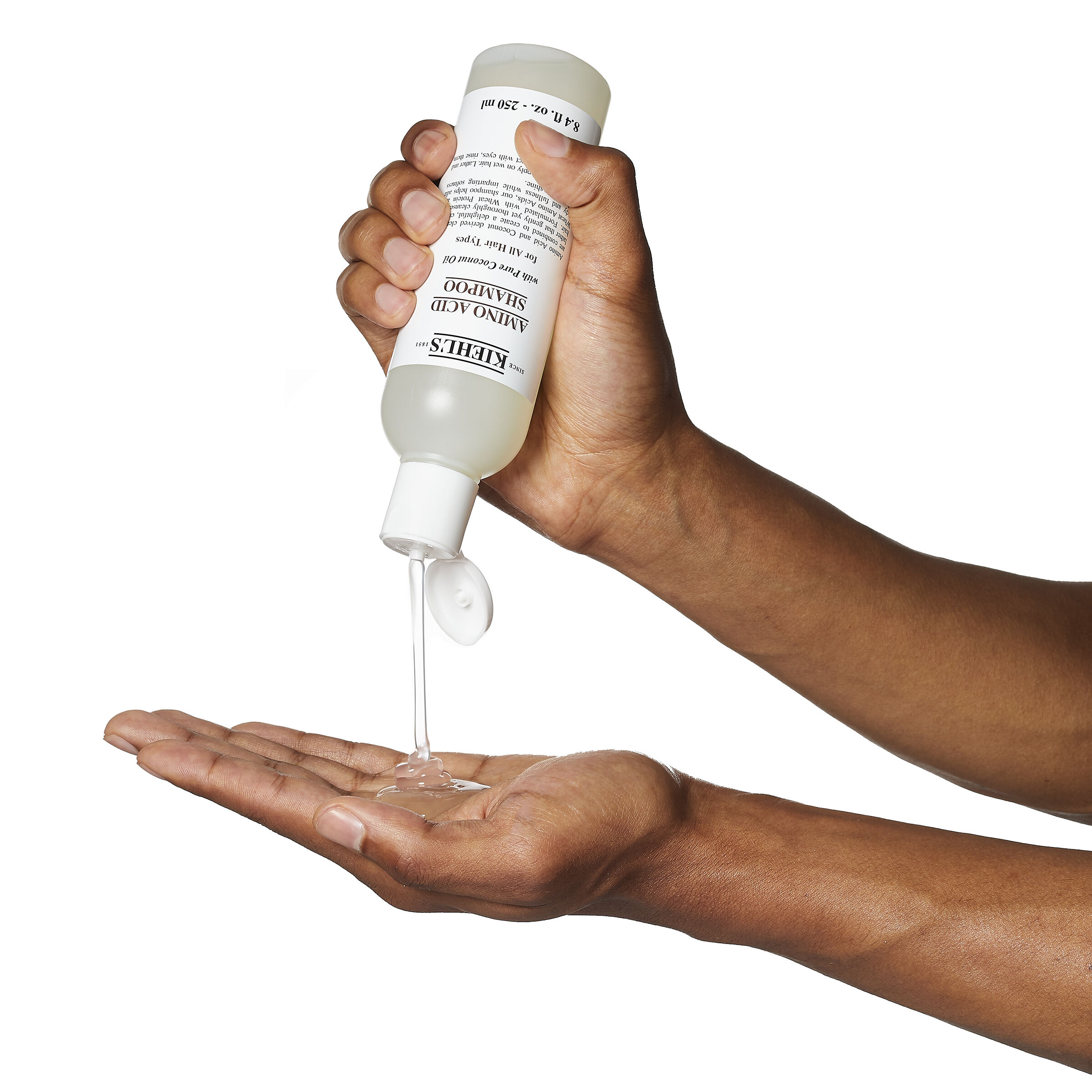 Model z bąbelkami na głowie po użyciu szamponu Kiehl's Amino Acid Shampoo