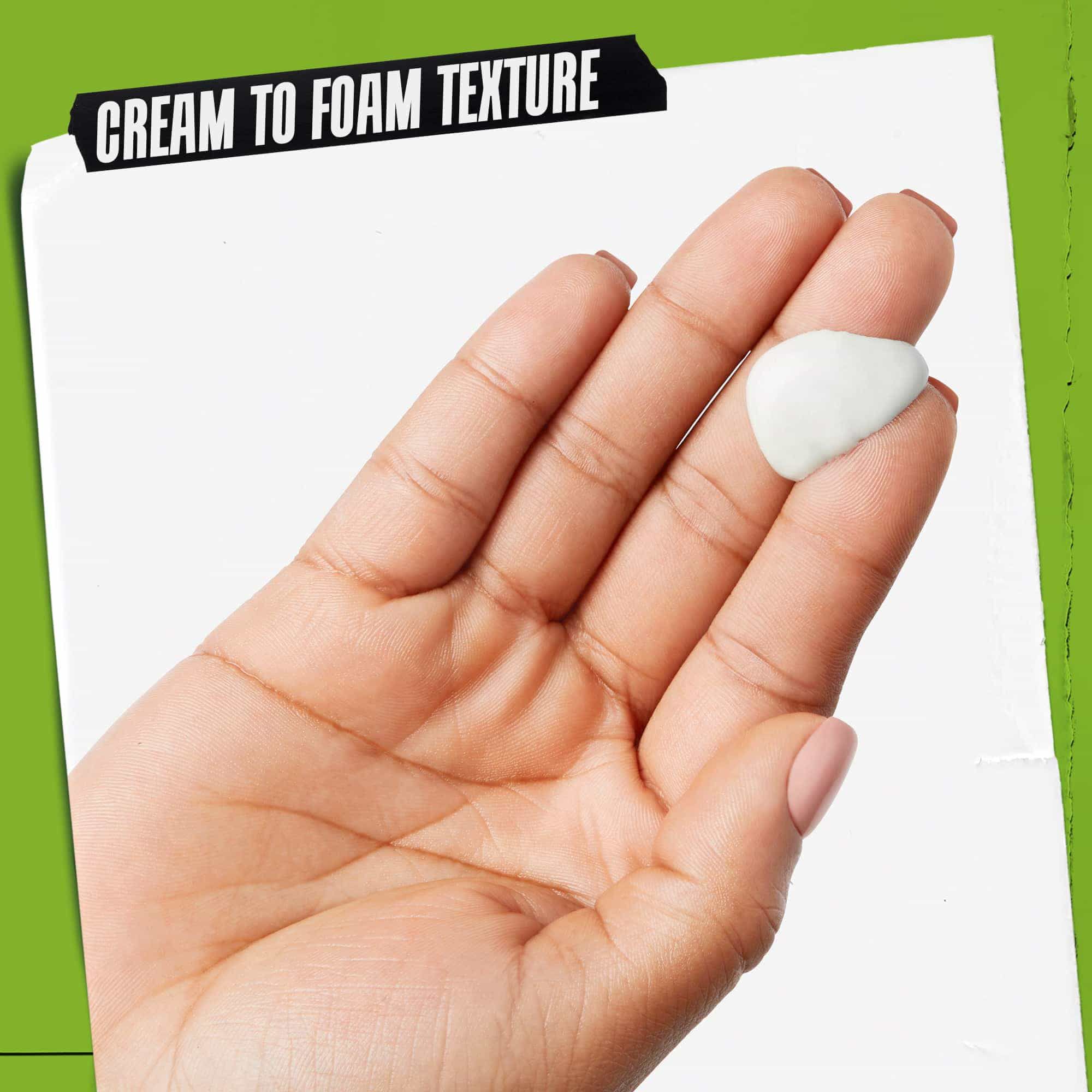 Dłoń z nałożonym Rare Earth Deep Pore Daily Cleanser. Tekst podkreśla: „Konsystencja zmieniająca się z kremu w piankę”.