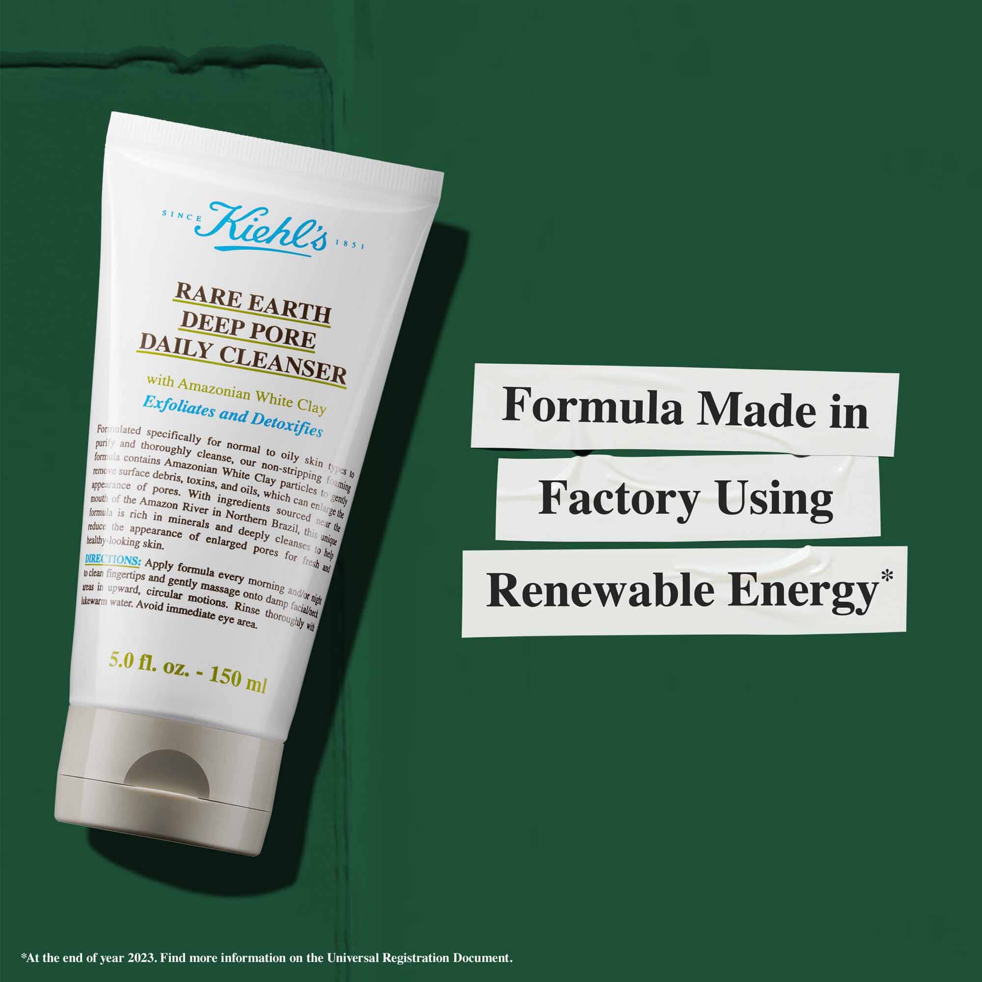 Tubka Rare Earth Deep Pore Daily Cleanser z tekstem „Formuła wytworzona w fabryce z użyciem energii odnawialnej”, podkreślającym zrownoważony rozwoj.