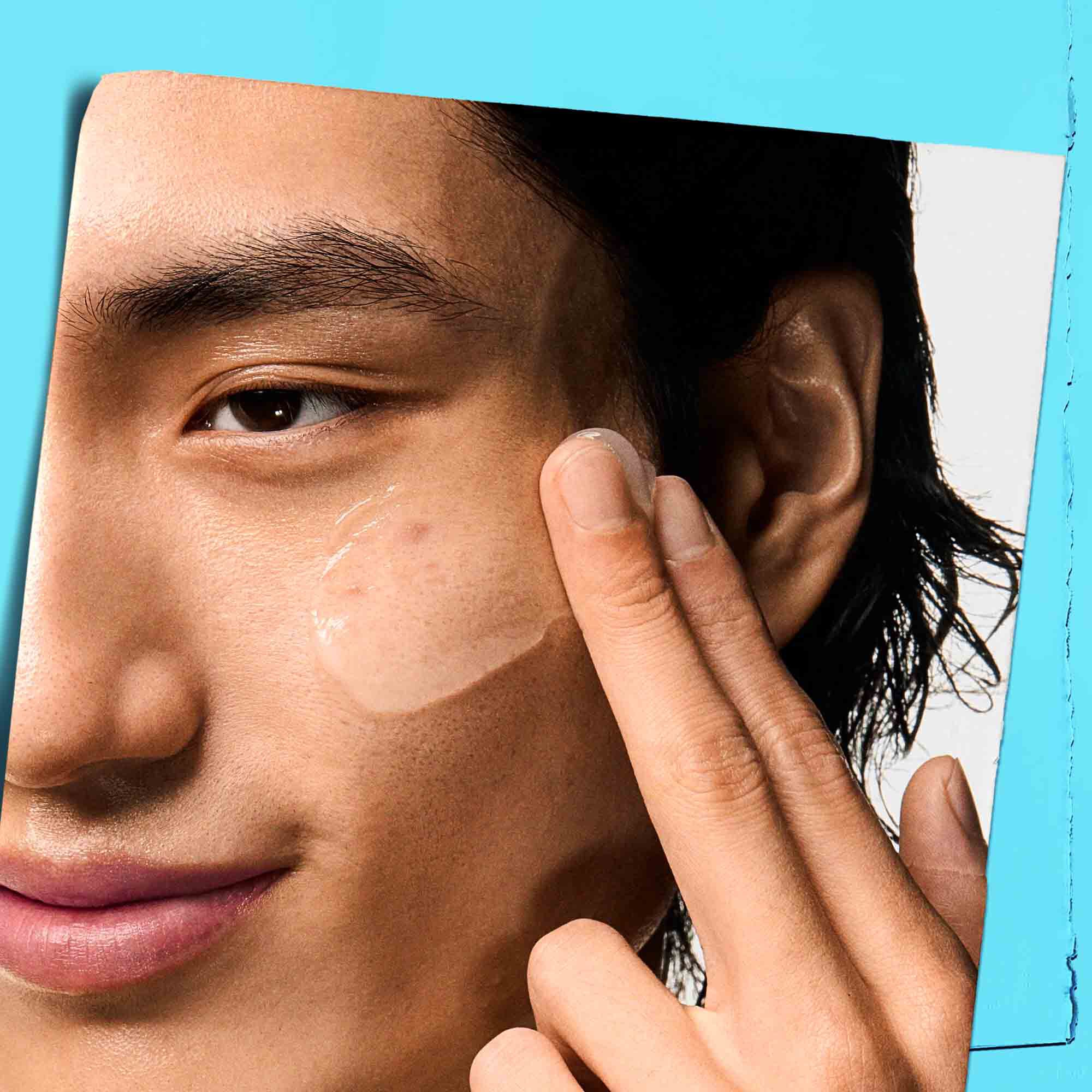 Krem-żel Ultra Facial Oil-Free Gel Cream nałożony na twarz modela.