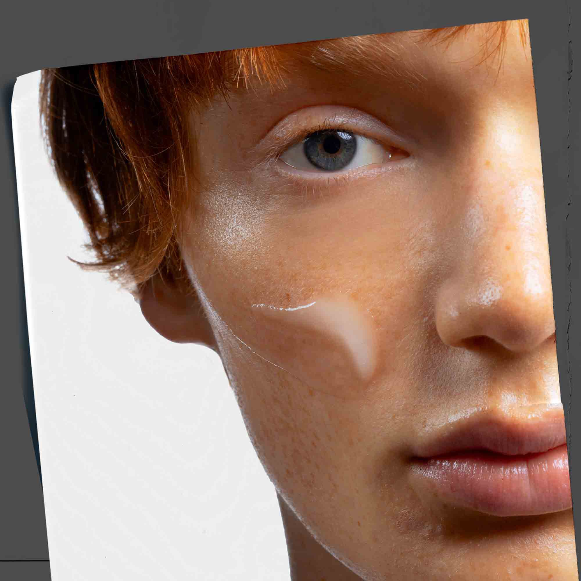 Serum Age Defender Power nałożone na twarz, prezentujące codzienne użycie.