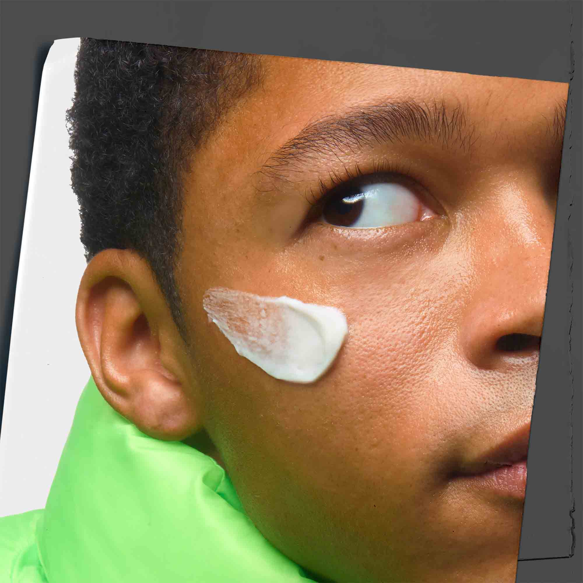 Krem nawilżający Age Defender nałożony na twarz modela.