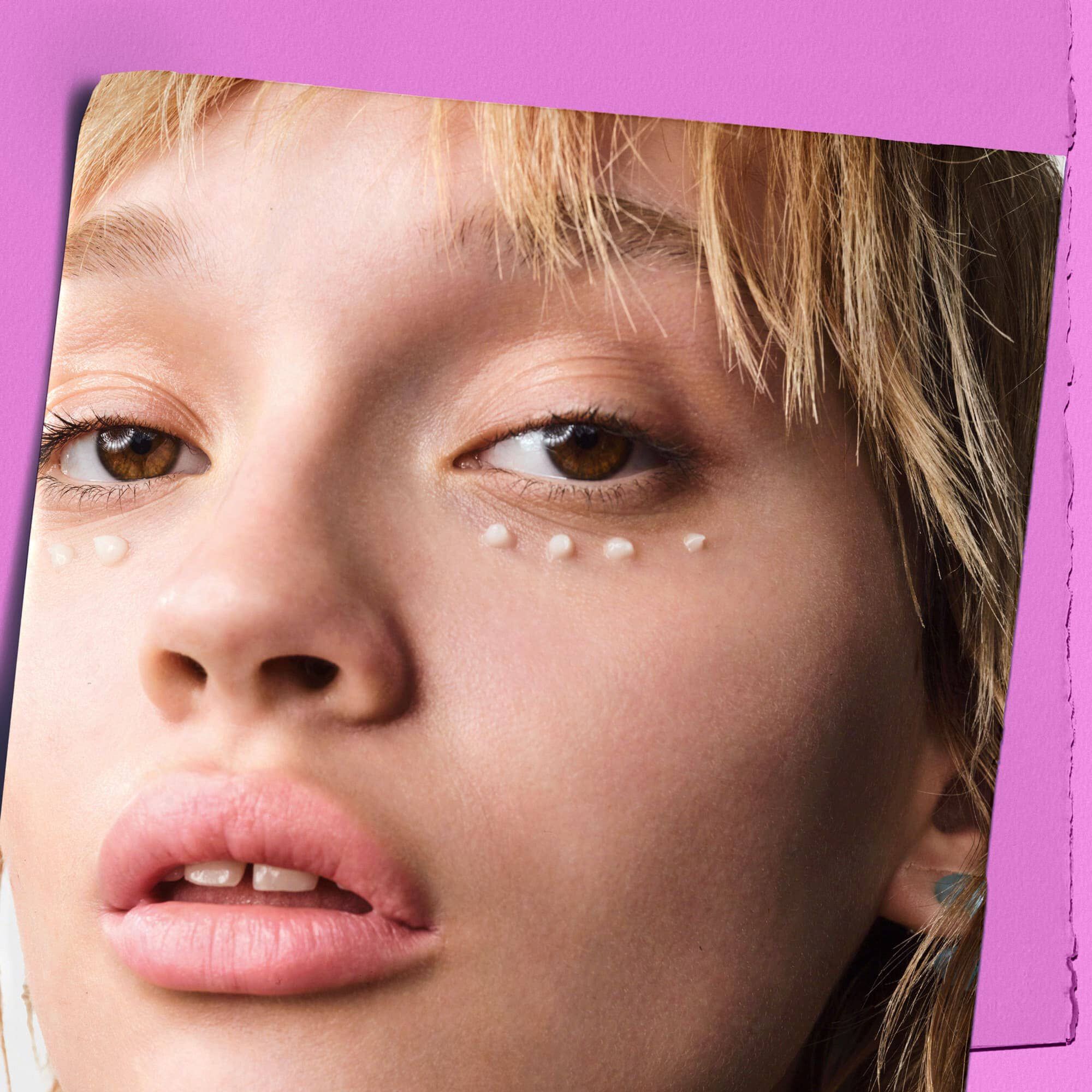 Modelka z kropkami kremu Kiehl's Super Multi-Corrective Eye Zone Treatment pod oczami