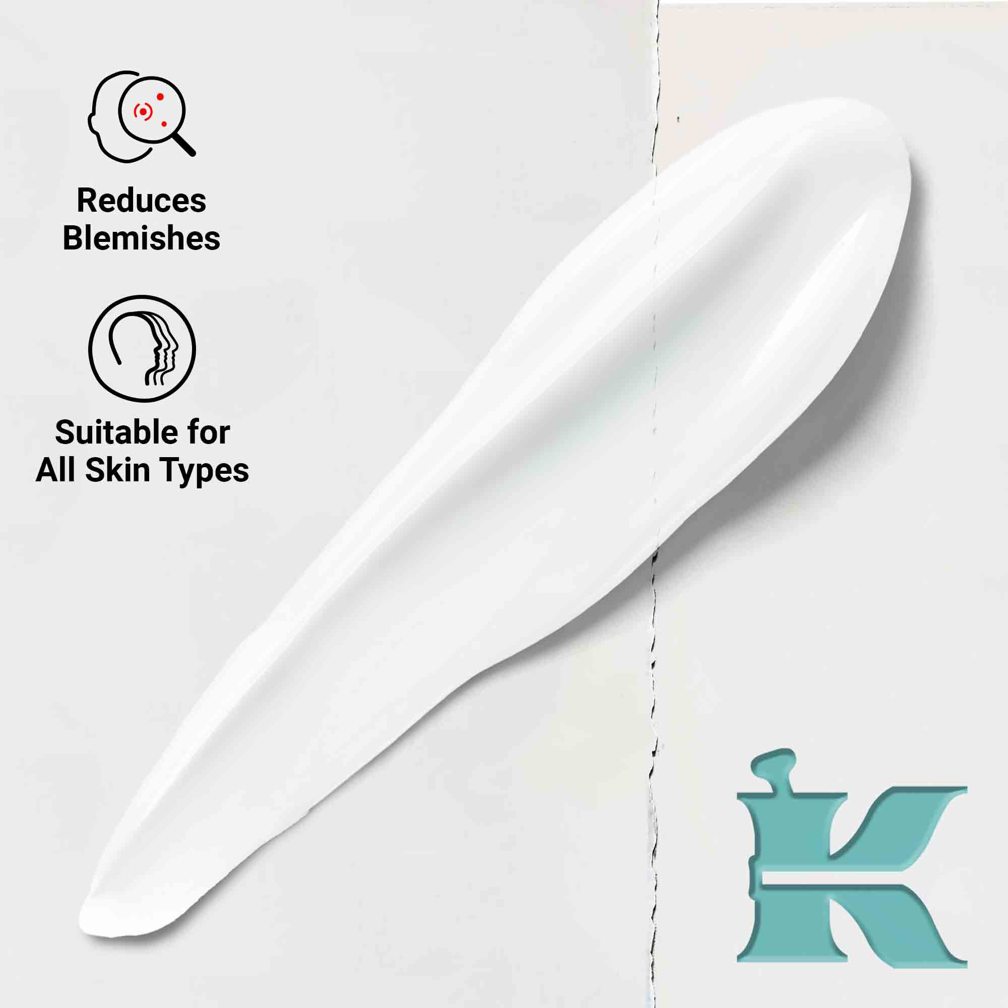 Zbliżenie na konsystencję balsamu Expertly Clear Blemish-Treating & Preventing Lotion, ukazujące kremową formułę. Tekst podkreśla zdolność do redukcji niedoskonałości i przydatność dla wszystkich rodzajow skory.