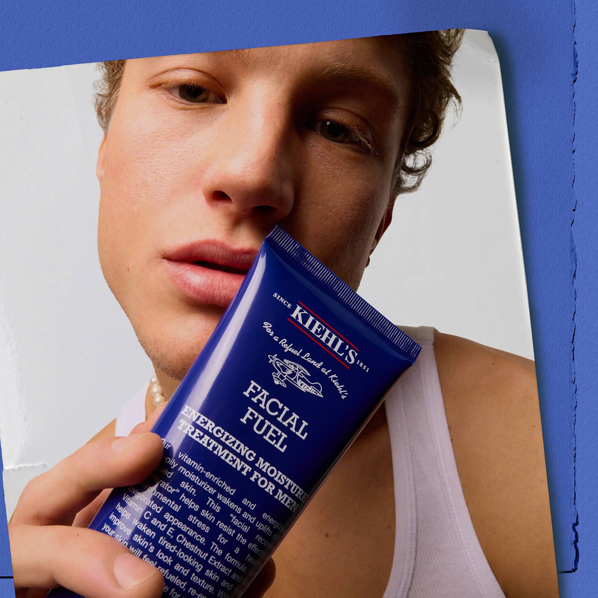 Model trzymający energetyzujący krem nawilżający do twarzy dla mężczyzn Kiehl's Facial Fuel