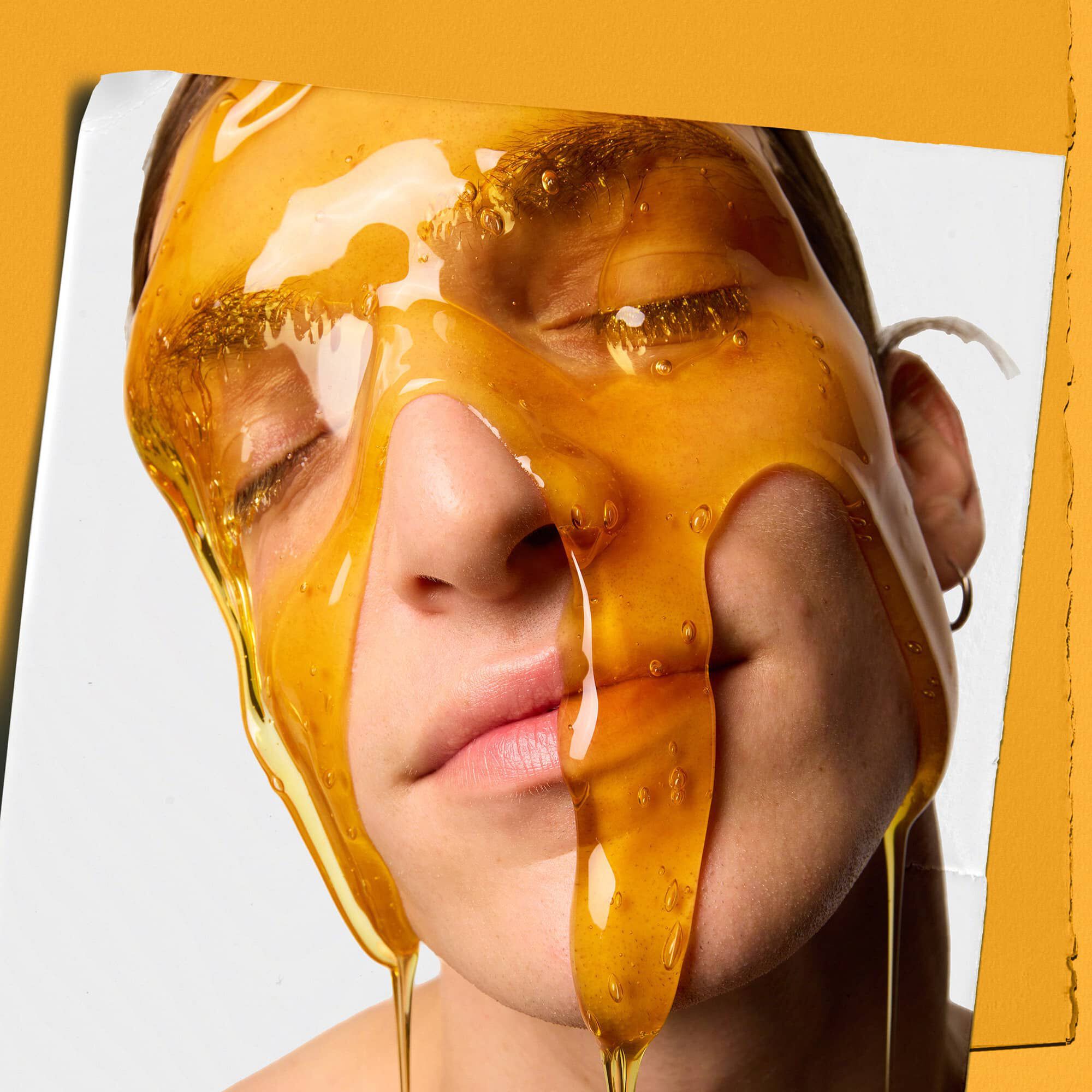 Modelka z głęboko oczyszczającym żelem z nagietkiem Kiehl's spływającym po twarzy