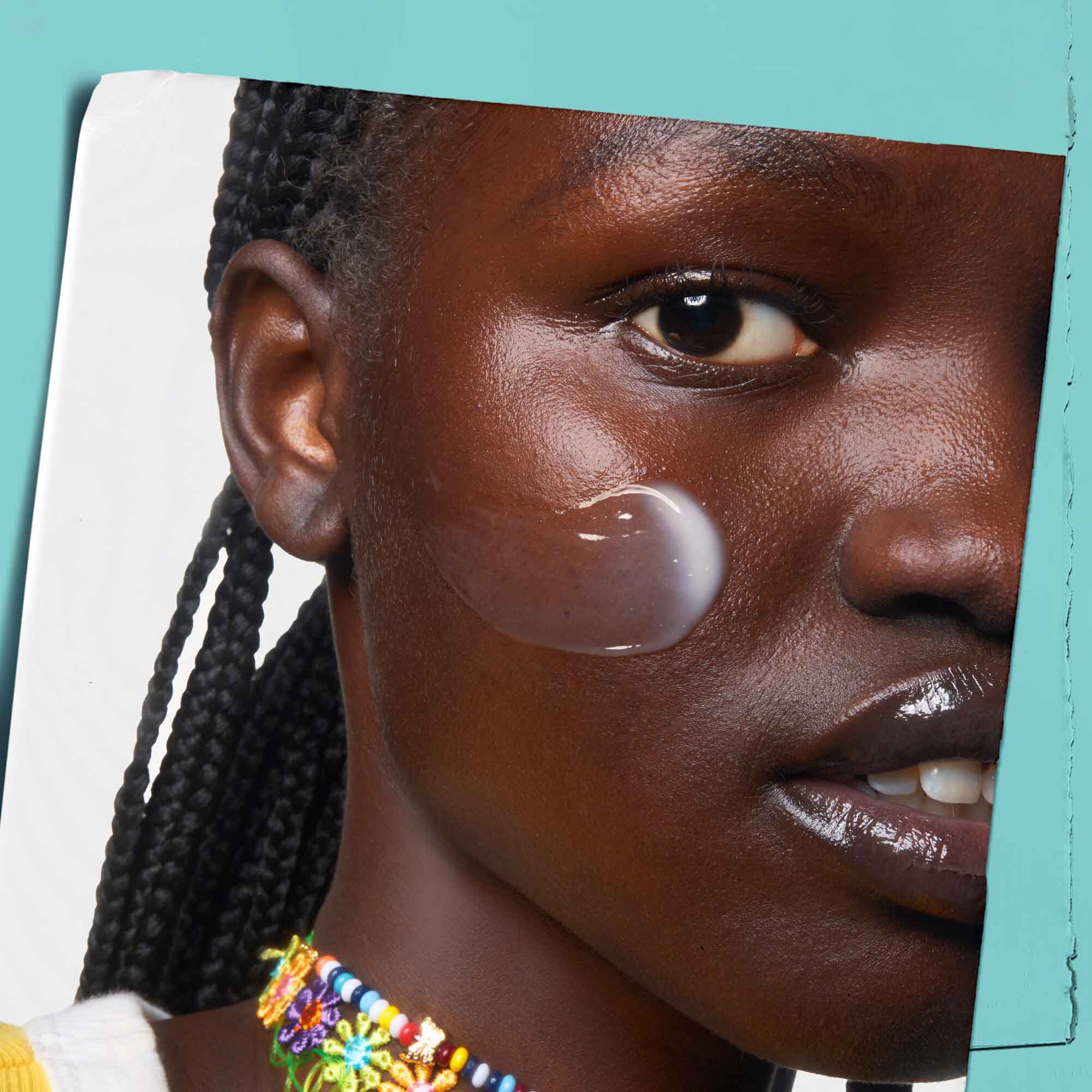 Expertly Clear Blemish-Treating & Preventing Lotion nakładany na skorę.