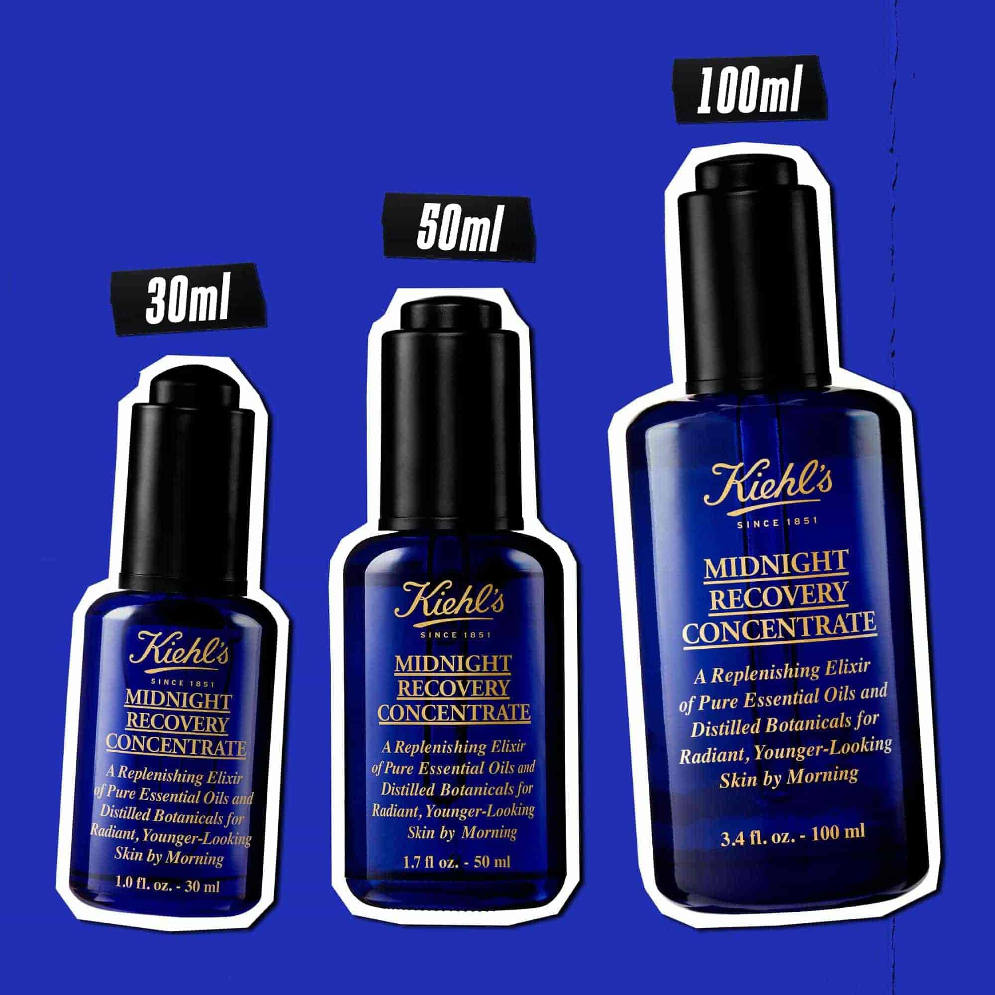 Trzy butelki olejku do twarzy Midnight Recovery Concentrate w rożnych pojemnościach (30 ml, 50 ml, 100 ml) na niebieskim tle.