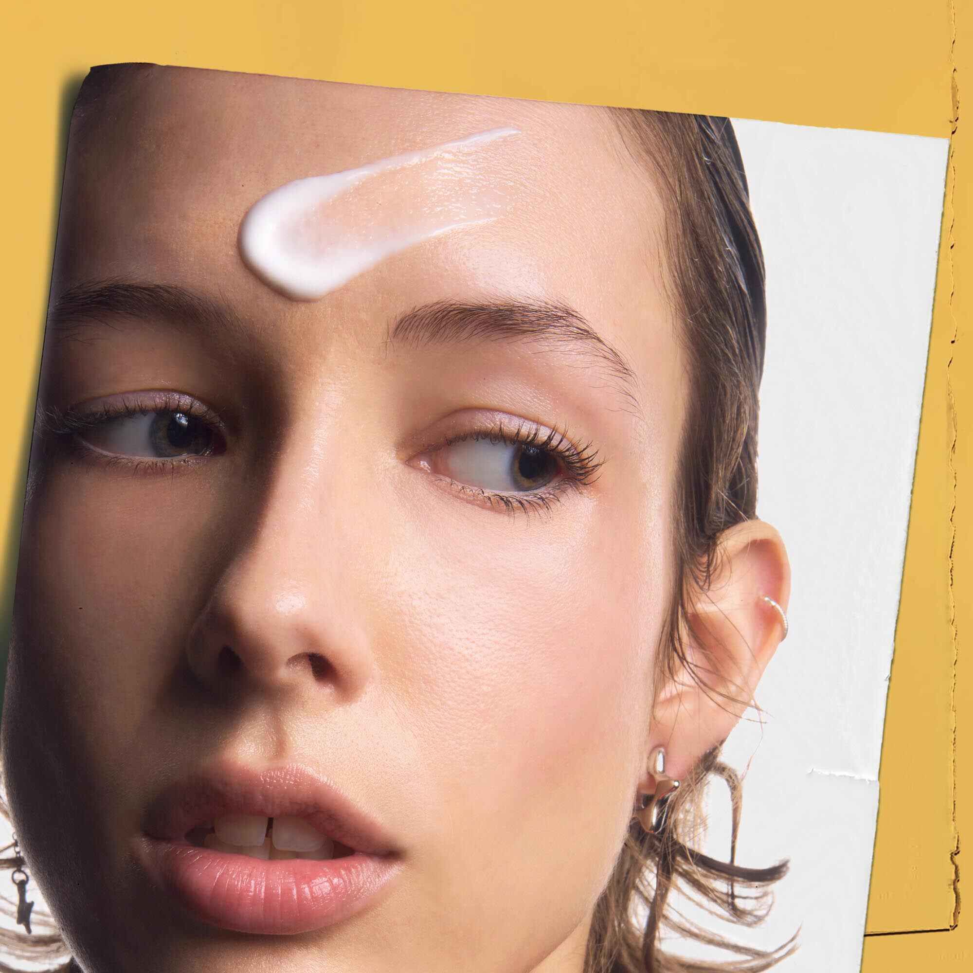 Powerful-Strength Line-Reducing Concentrate nałożony na czoło, prezentujący użycie produktu.