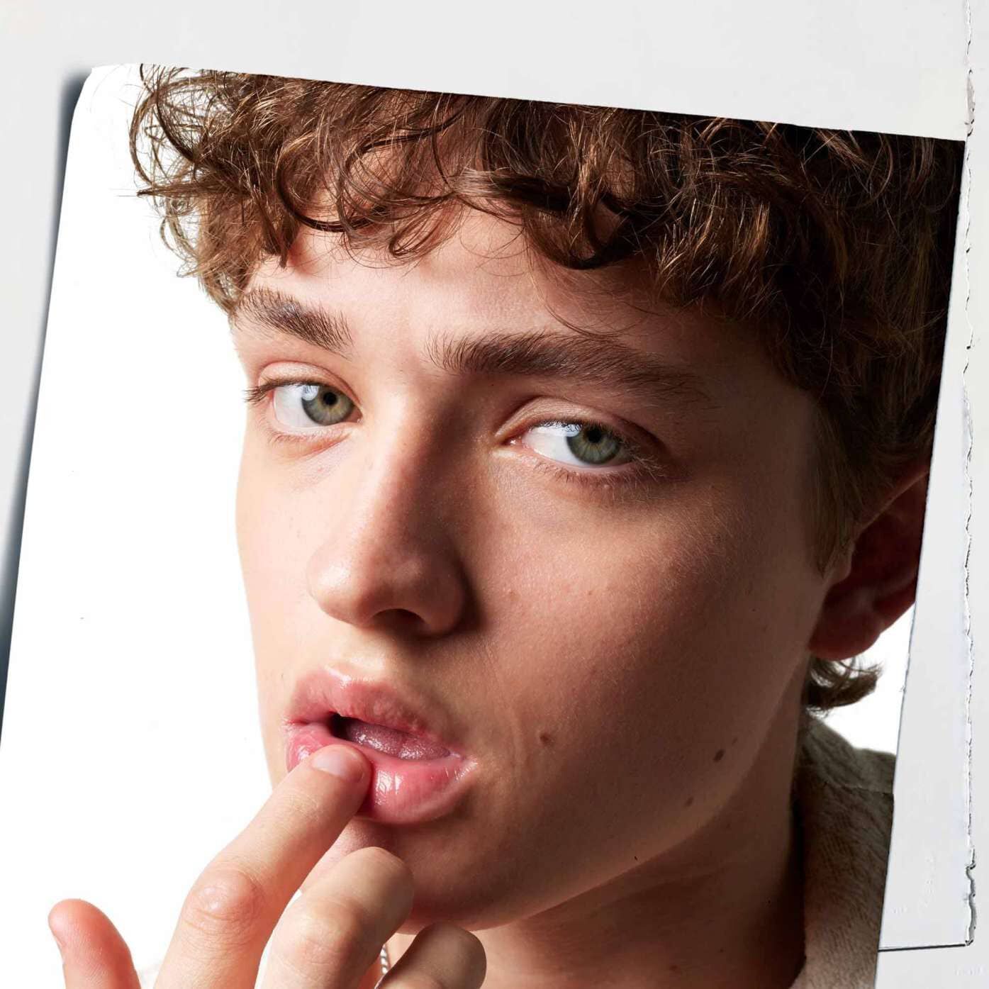 Nakładanie balsamu Lip Balm #1 na usta, demonstrujące jego nawilżający wpływ na skorę.