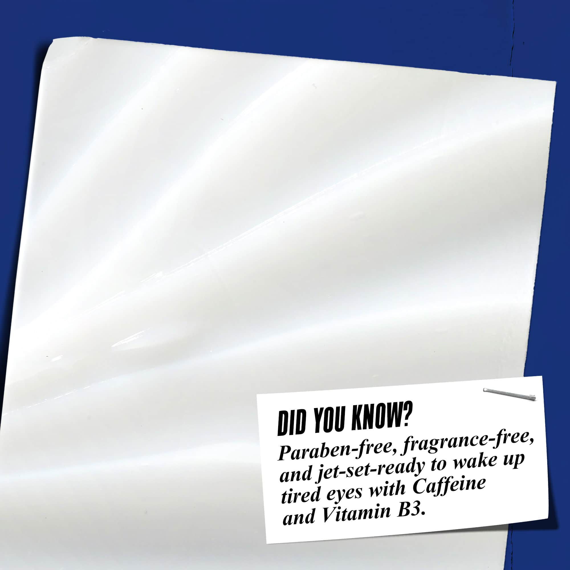 Zbliżenie na konsystencję Facial Fuel Eye Fuel. Tekst brzmi: „Czy wiesz, że? Bez parabenow, bezzapachowy i bez olejow mineralnych, aby obudzić zmęczone oczy dzięki witaminie B3 i kofeinie.”