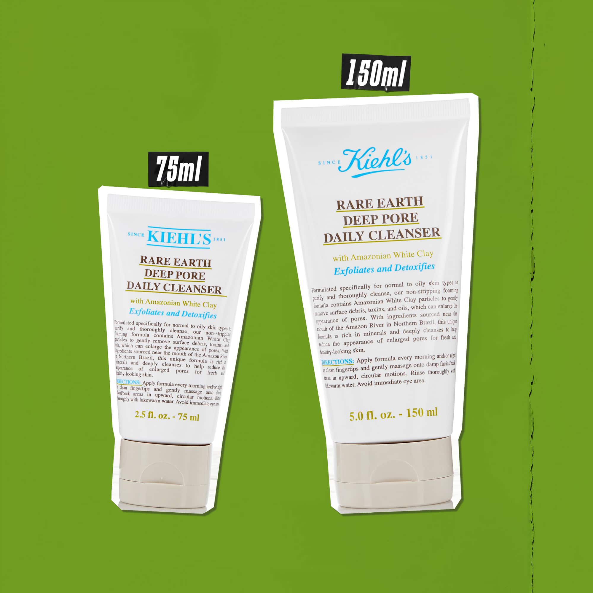Trzy tubki Rare Earth Deep Pore Daily Cleanser w rożnych pojemnościach (75 ml, 125 ml, 150 ml) na zielonym tle.