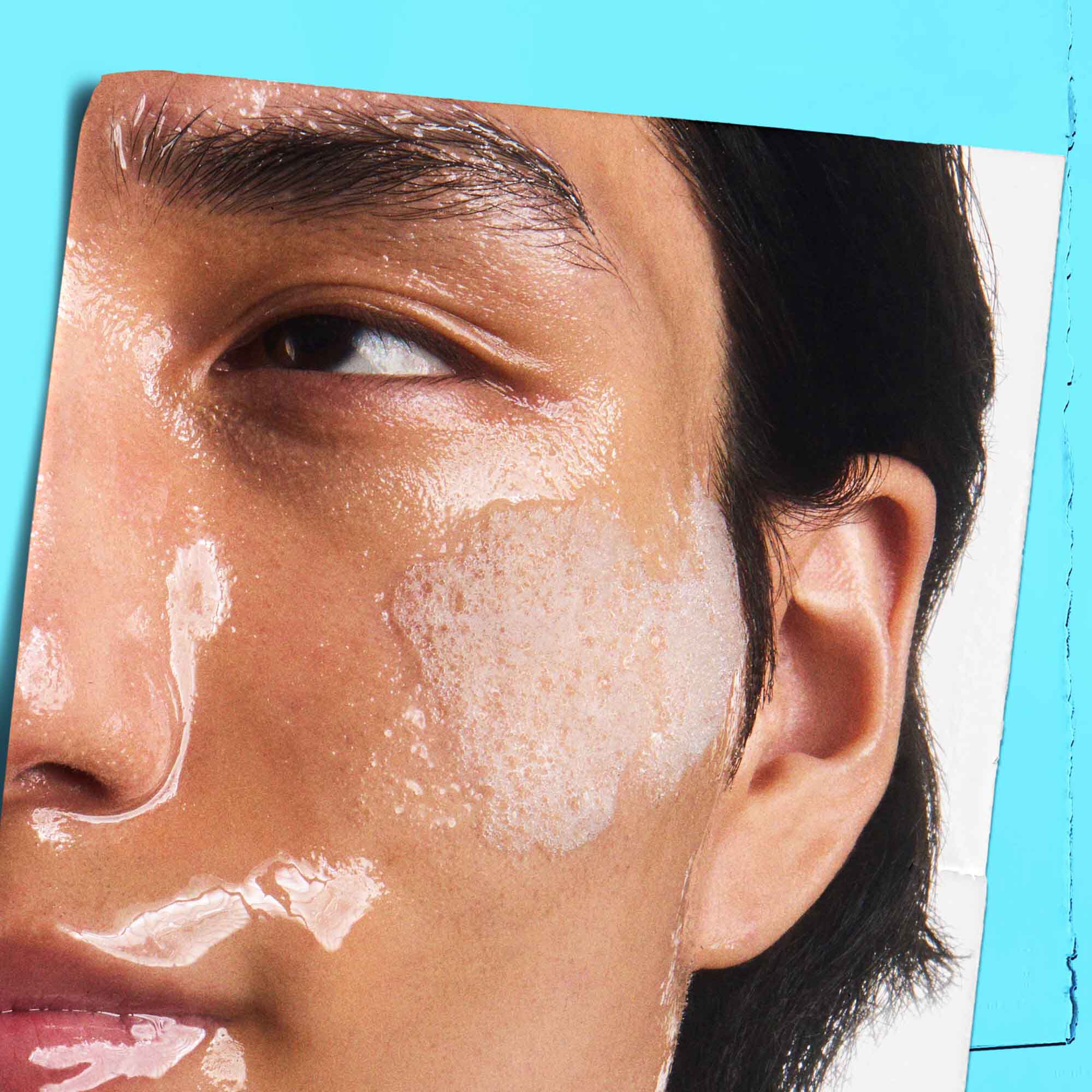 Ultra Facial Oil-Free Cleanser nakładany na skorę.