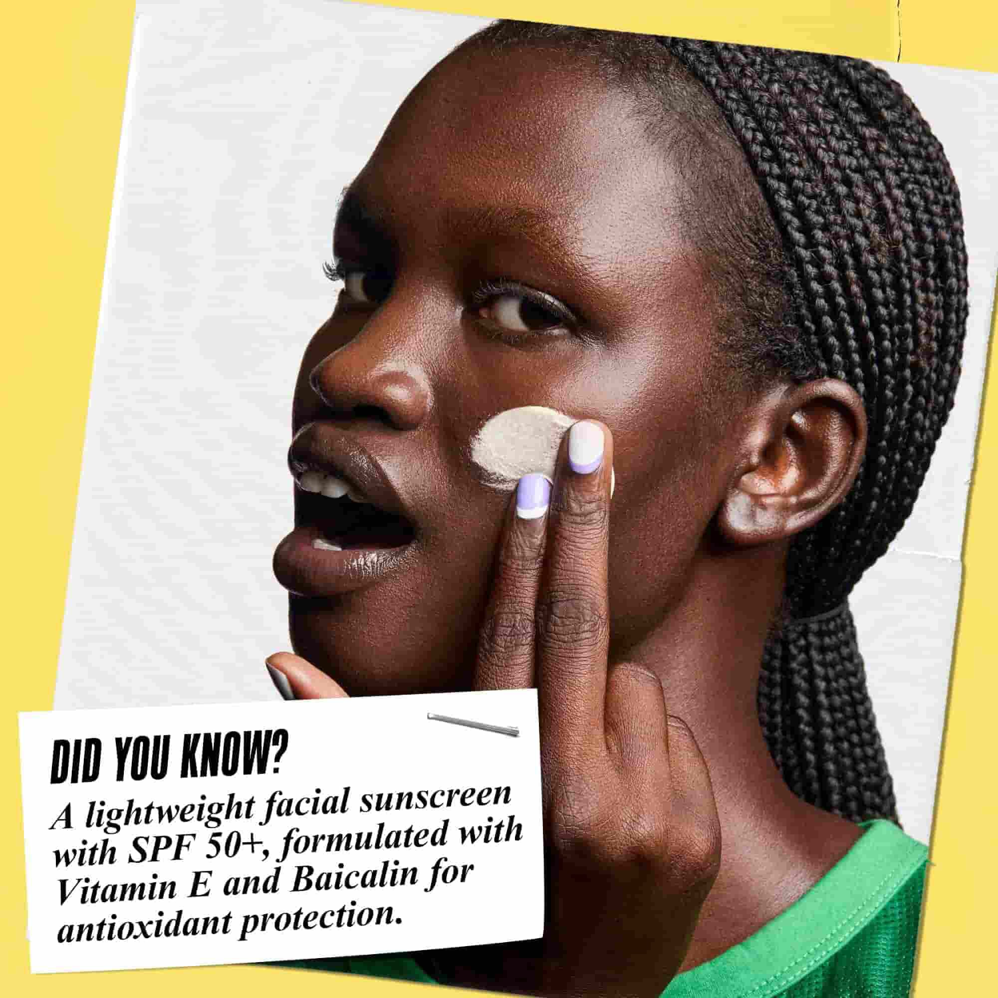 Ultra-Light Daily UV Defense nakładany na twarz. Tekst brzmi: „Czy wiesz, że? Lekki krem przeciwsłoneczny do twarzy z SPF 50+, zawierający witaminę E i bajkalinę dla ochrony antyoksydacyjnej.”