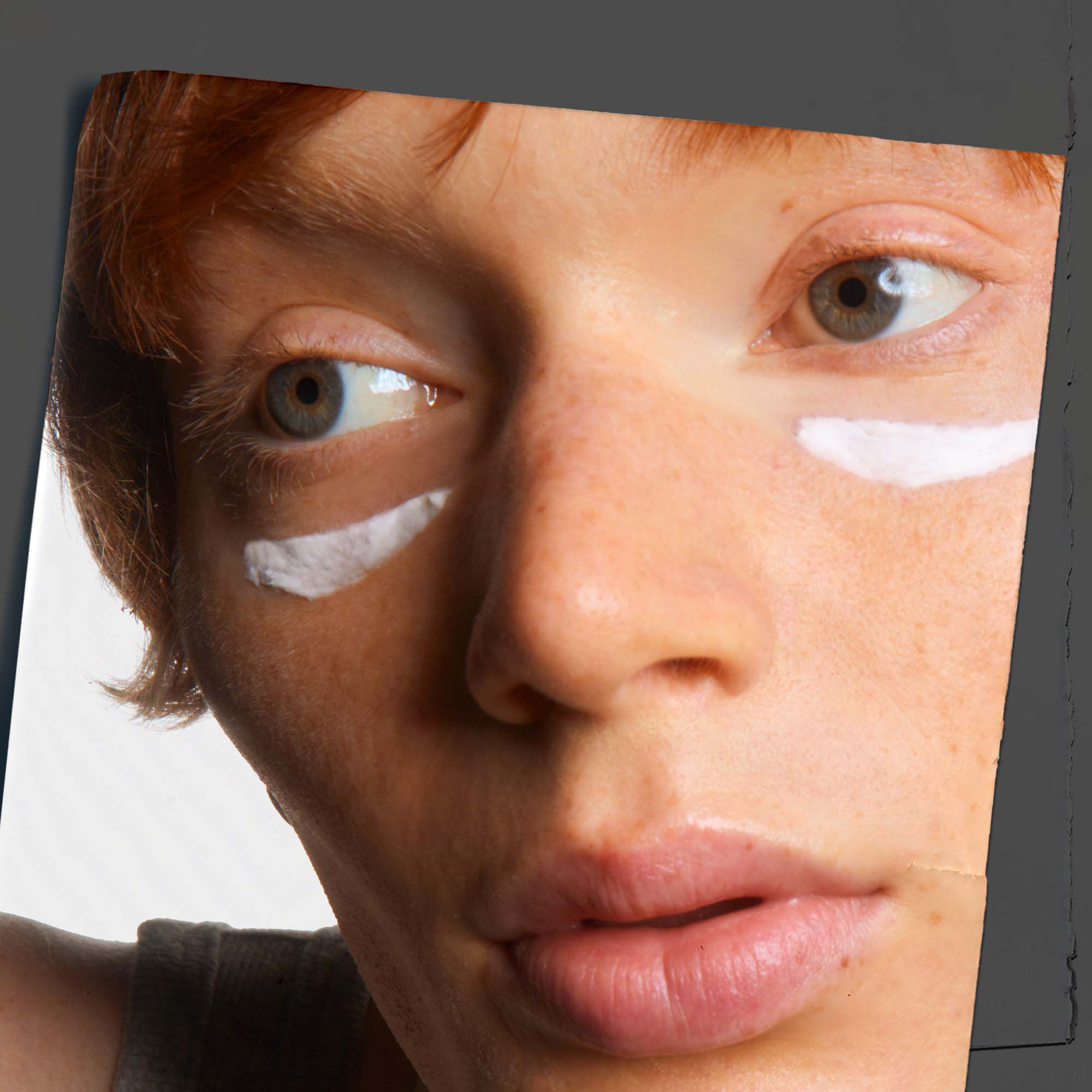 Zbliżenie na skorę prezentujące aplikację kremu pod oczy Kiehl's Age Defender Eye Repair.