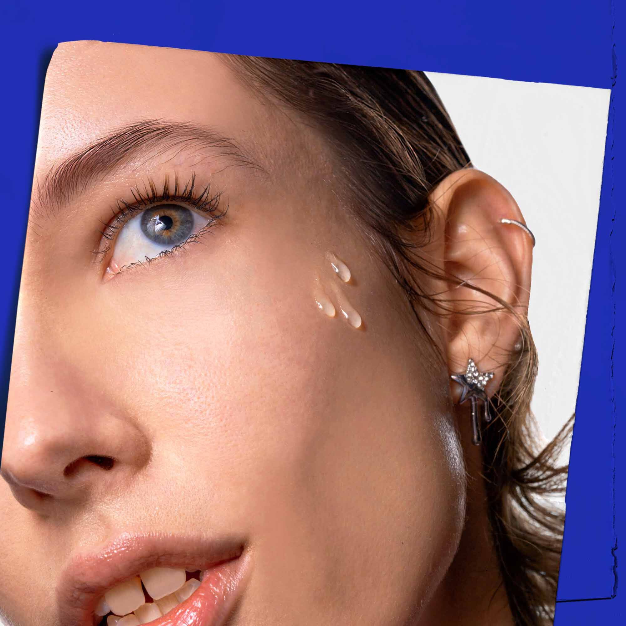 Olejek do twarzy Midnight Recovery Concentrate nałożony na skorę.