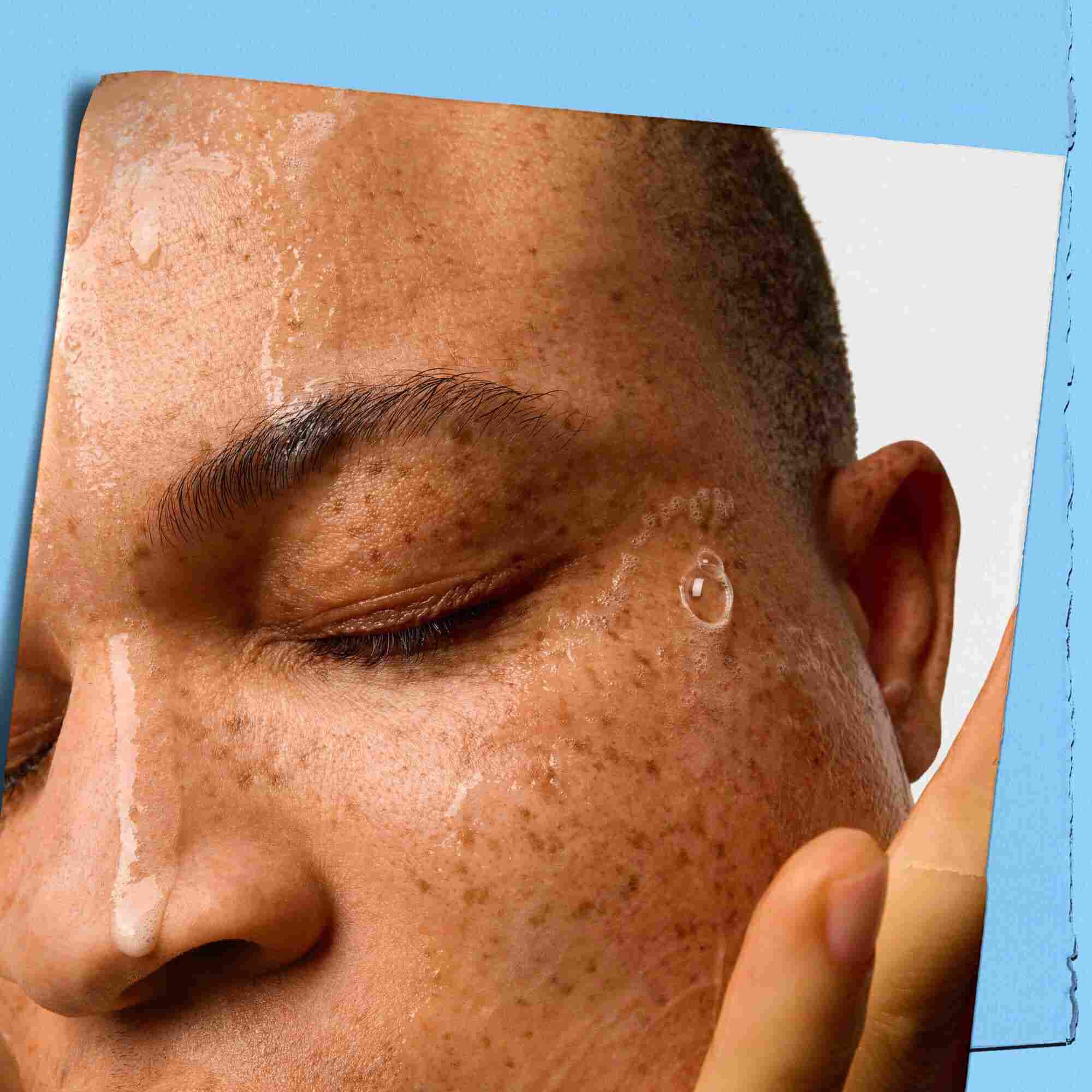 Modelka nakładająca żel Kiehl's Ultra Facial Cleanser na twarz
