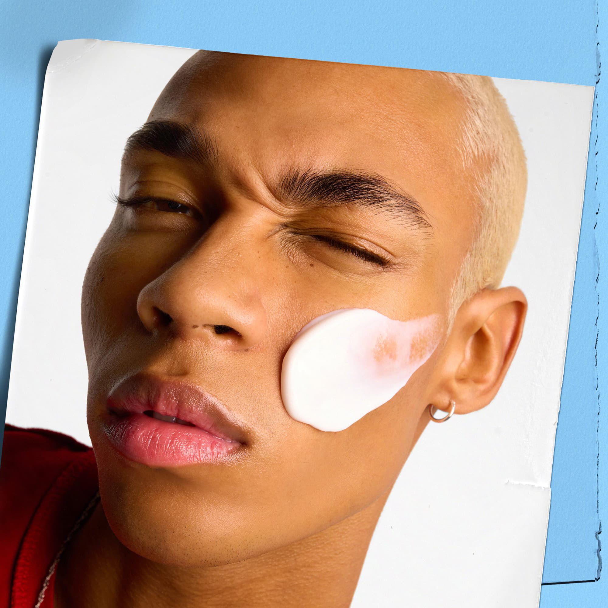 Modelka nakładająca krem Kiehl's Ultra Facial Cream na twarz