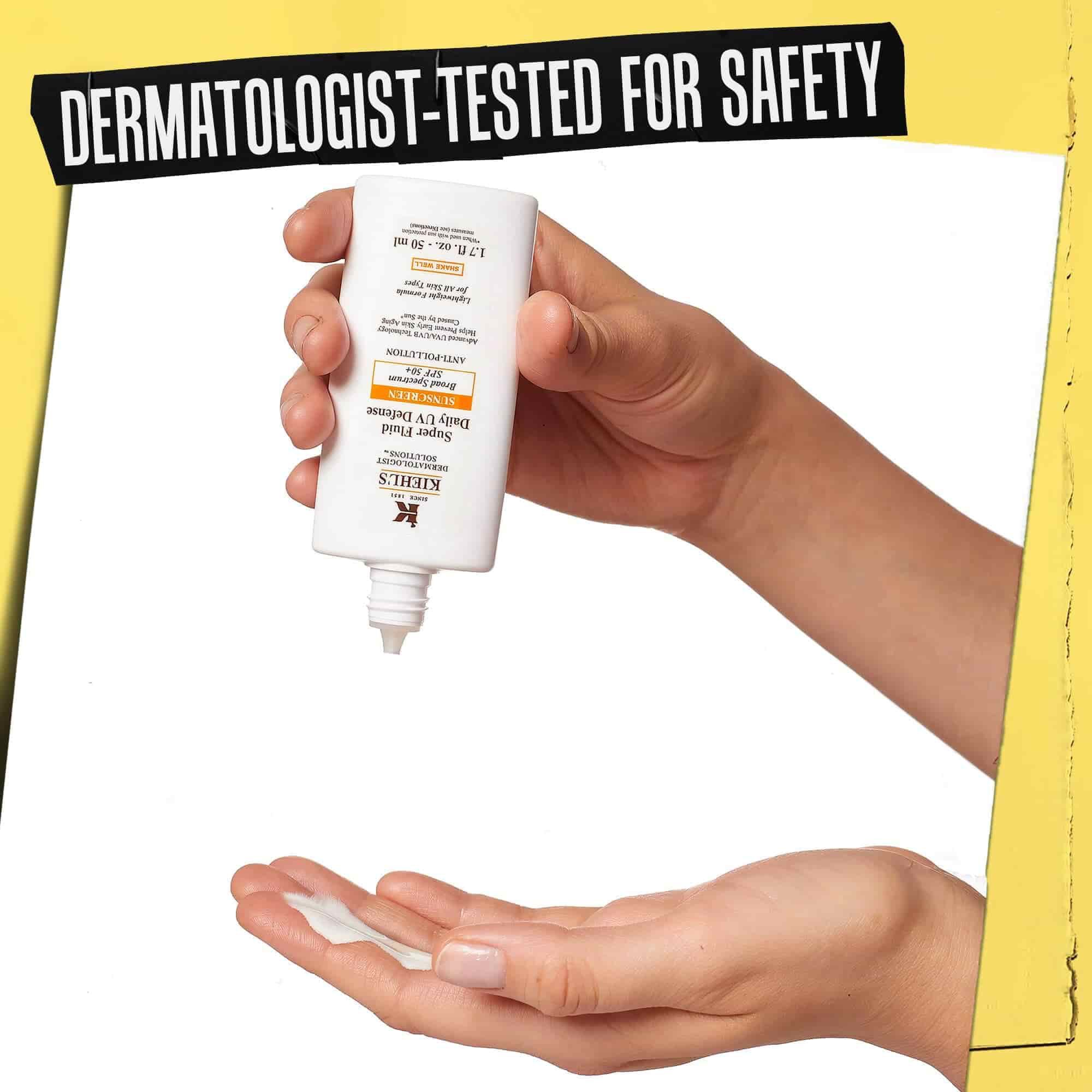 Dłoń, na ktorą nakładany jest Ultra-Light Daily UV Defense, z napisem „Testowany dermatologicznie pod kątem bezpieczeństwa”.