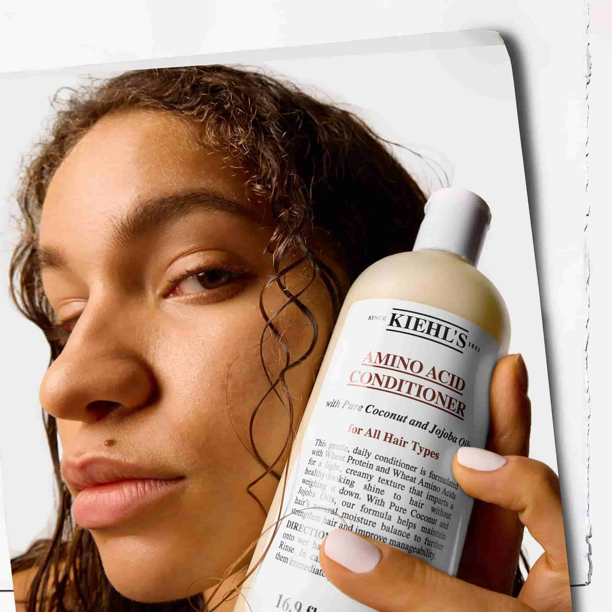 Model trzymający kondycjoner aminokwasowy Kiehl's