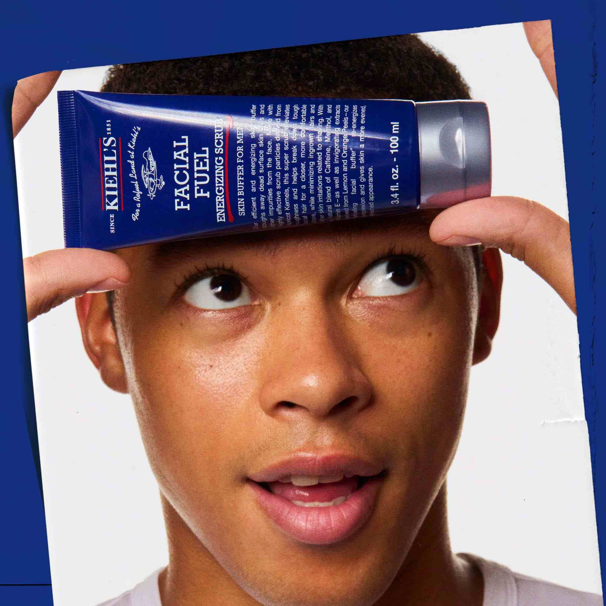 Żel Facial Fuel Energizing Scrub trzymany w dłoni, prezentujący użycie produktu.