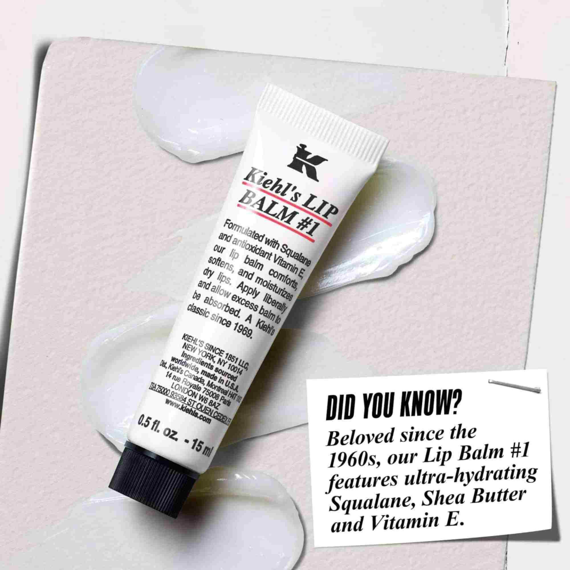 Tubka balsamu Lip Balm #1 na białej powierzchni z tekstem: „Czy wiesz, że? Formuła ze skwalanem, masłem shea i witaminą E dla nawilżonych, gładszych ust”.