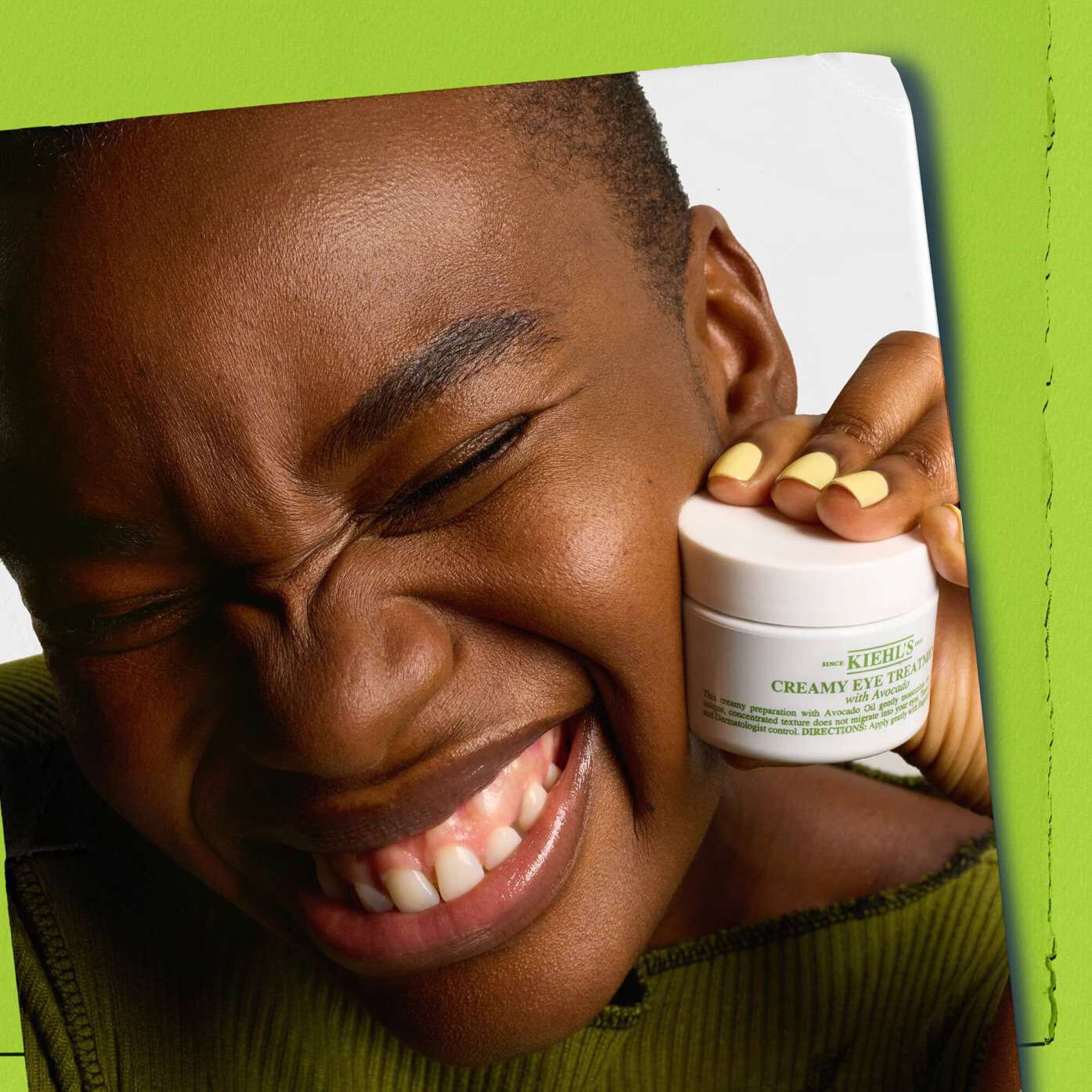 Modelka trzymająca słoiczek Kiehl's Creamy Eye Treatment with Avocado