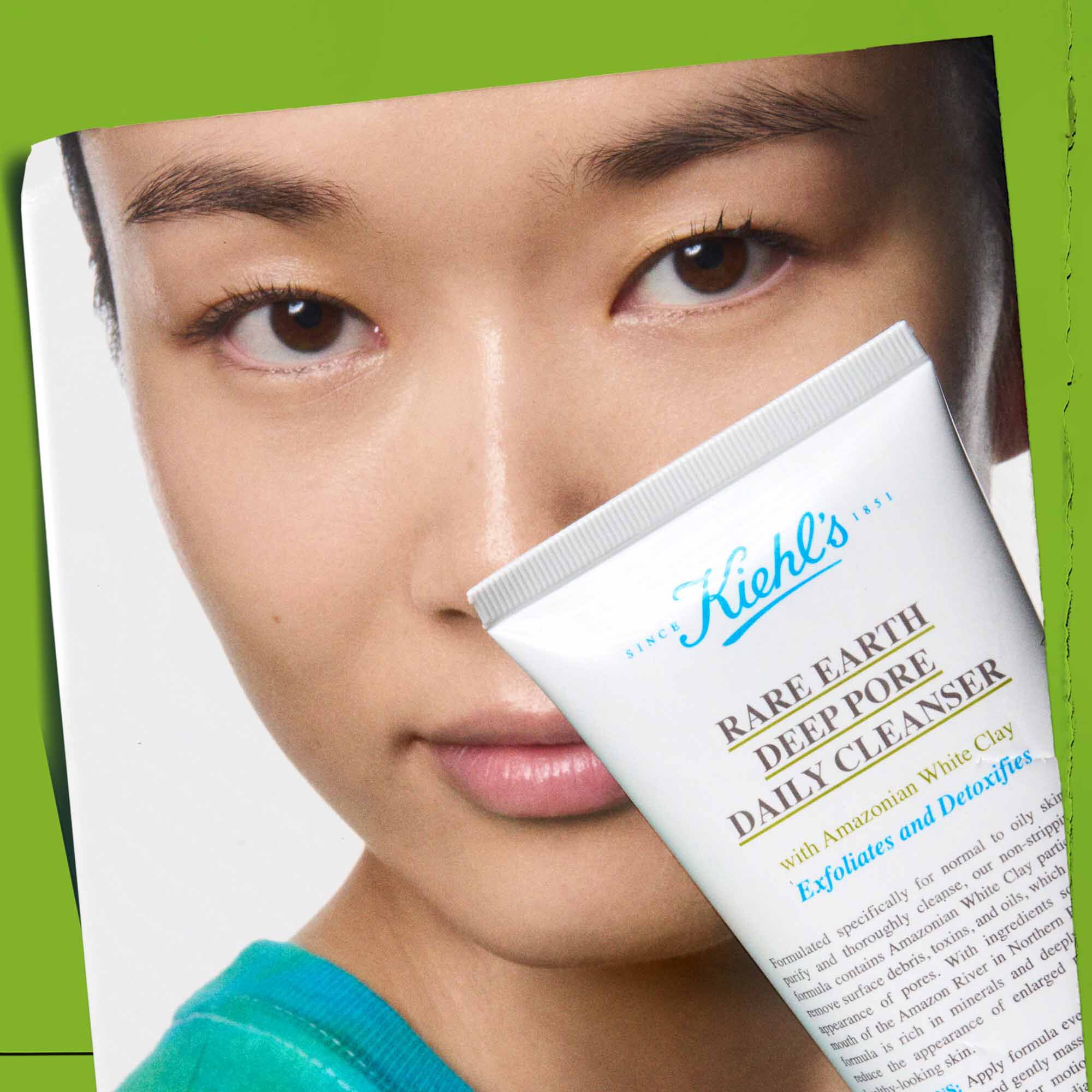 Osoba trzymająca tubkę Rare Earth Deep Pore Daily Cleanser, prezentująca użycie produktu.