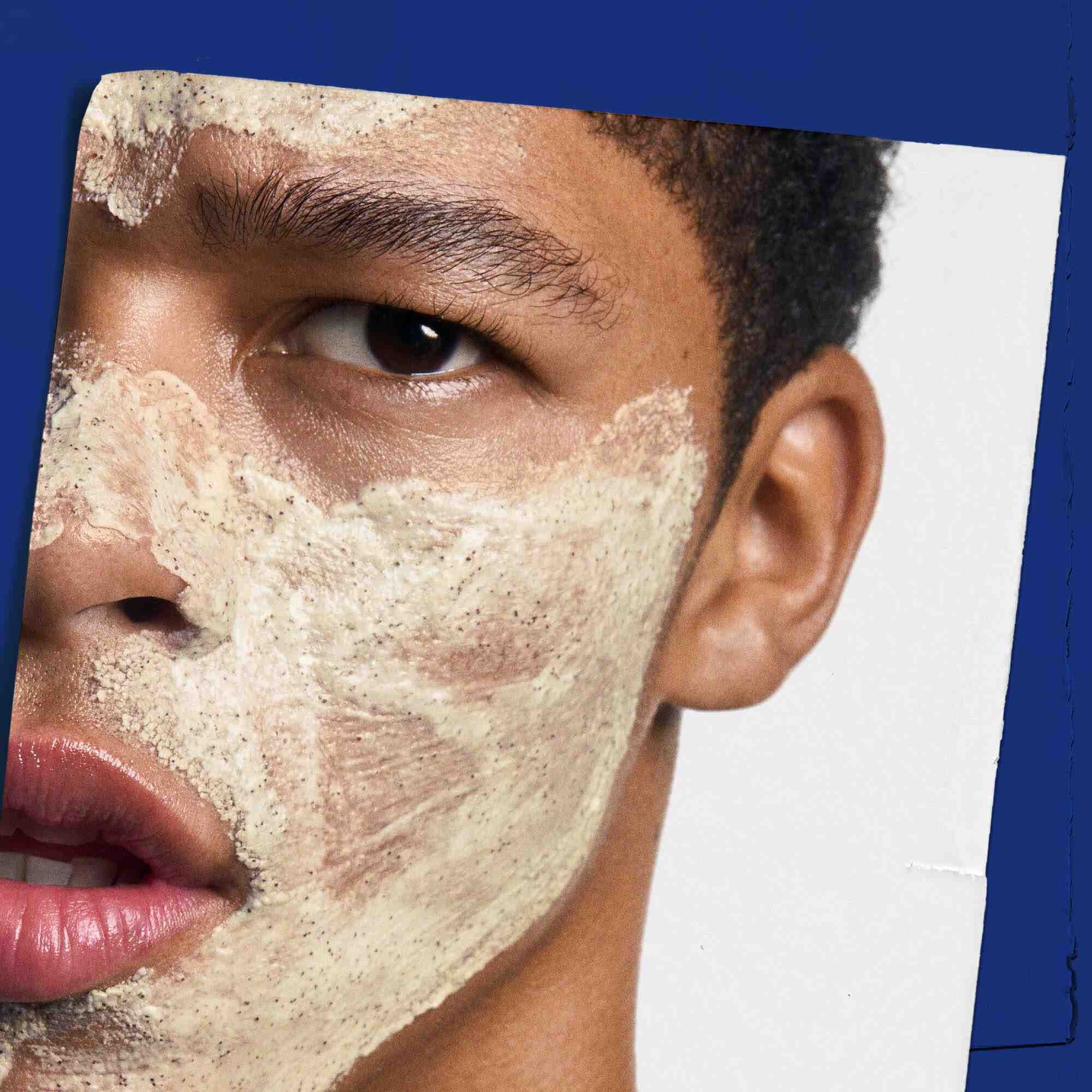 Żel Facial Fuel Energizing Scrub nałożony na twarz, prezentujący użycie produktu.