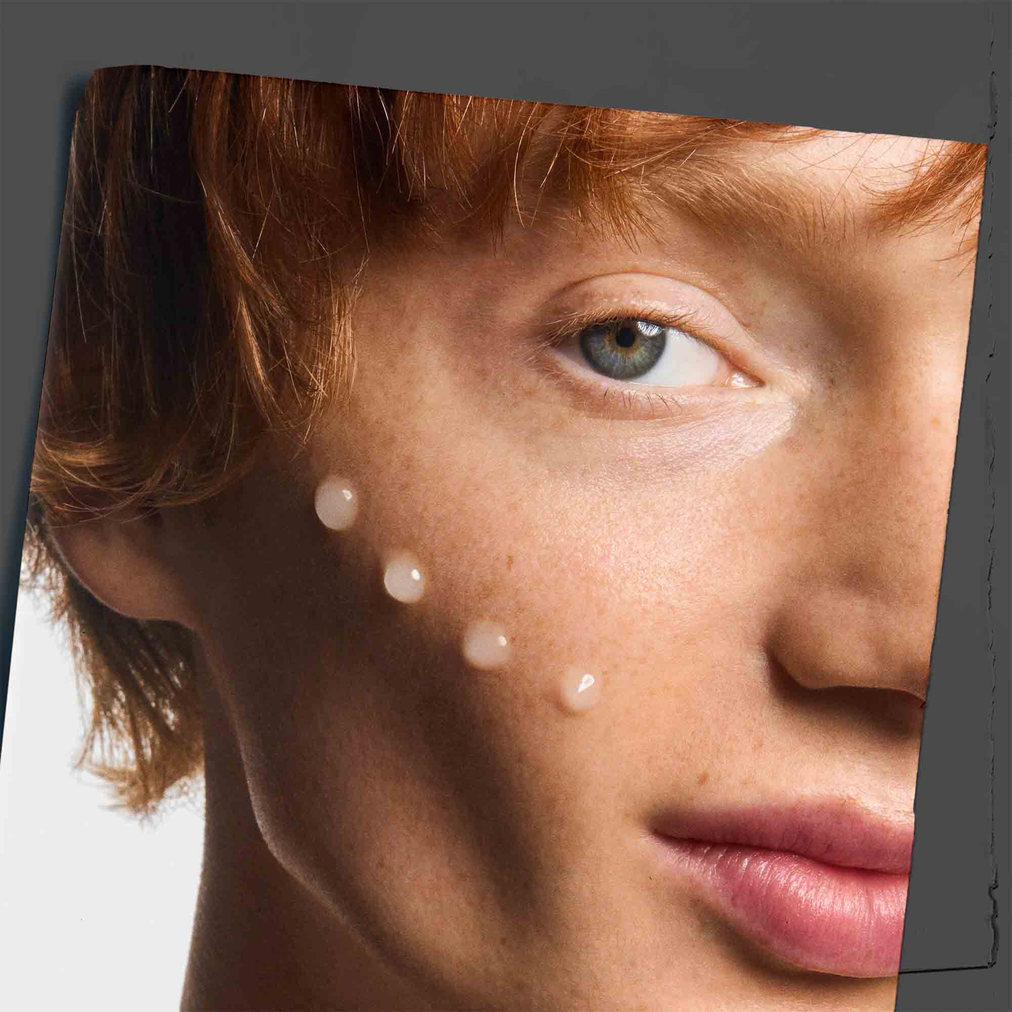 Serum Age Defender Power nałożone na kość policzkową, prezentujące użycie produktu na skorze.