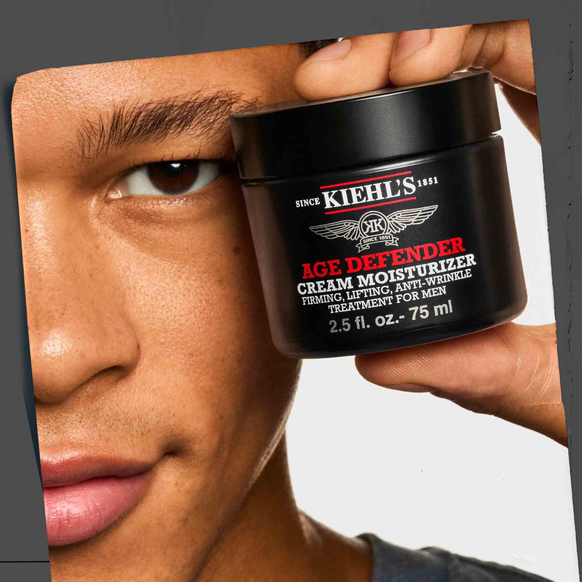 Krem nawilżający Age Defender w dłoni, prezentujący wygodę użytkowania.