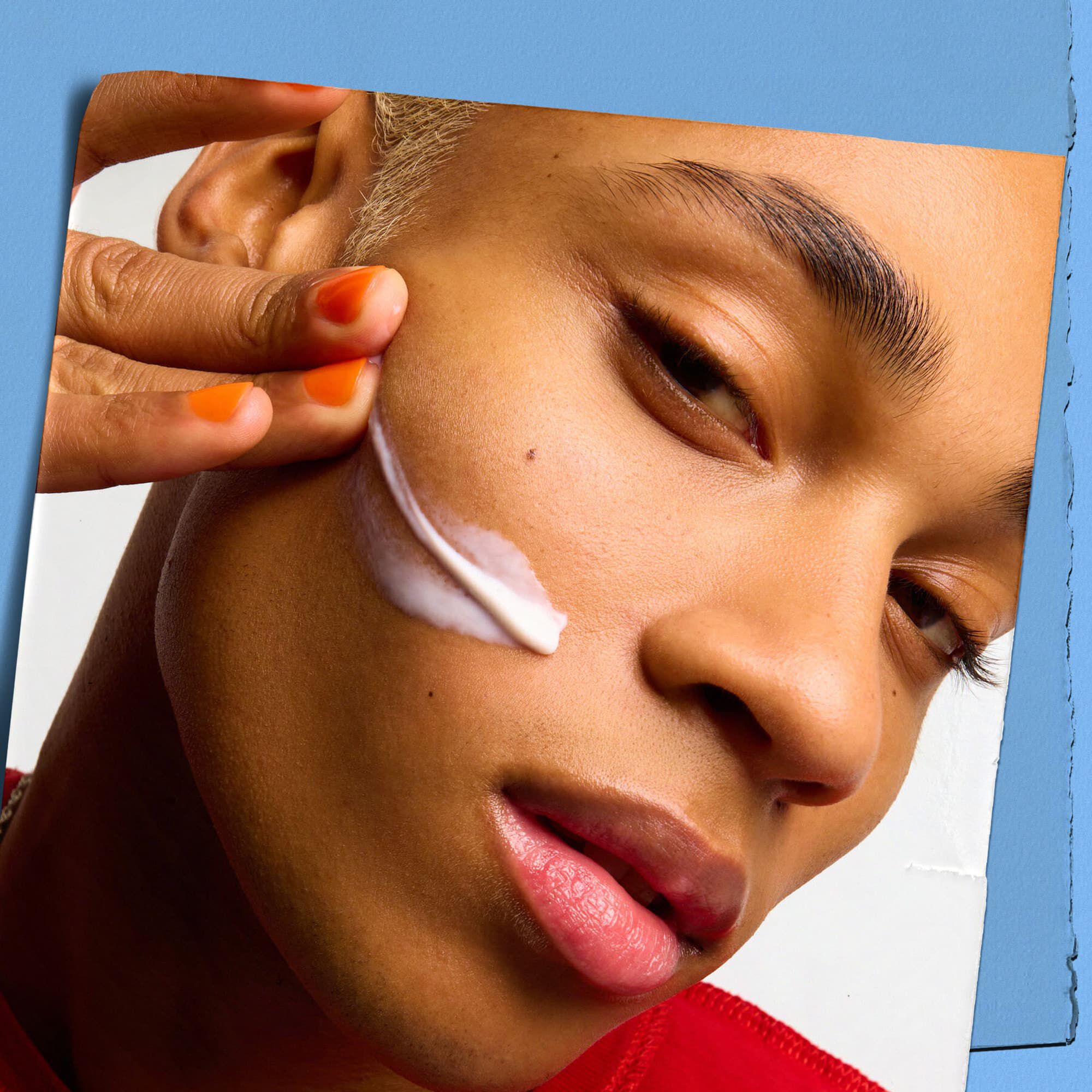 Modelka z probką tekstury Kiehl's Ultra Facial Moisturizer na twarzy