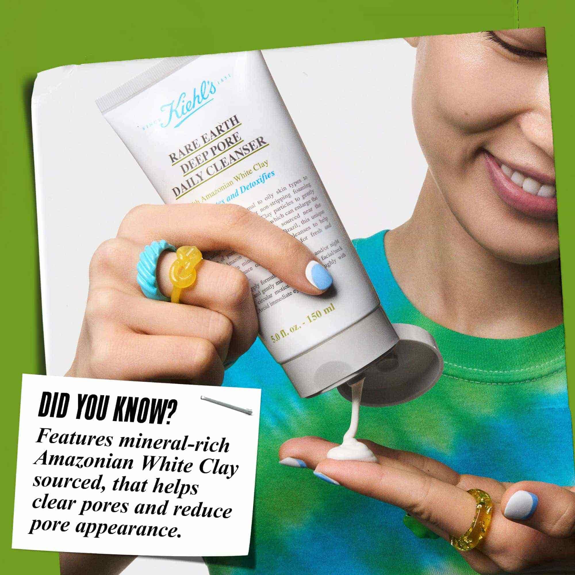 Dłoń nakładająca Rare Earth Deep Pore Daily Cleanser na opuszki palcow. Tekst brzmi: „Czy wiesz, że? Zawiera białą glinkę amazońską, ktora pomaga oczyszczać pory i zmniejszać ich widoczność.”