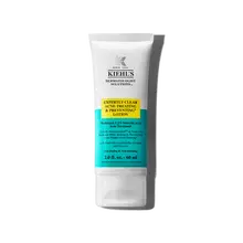 Tubka 60 ml balsamu Kiehl's Expertly Clear Blemish-Treating & Preventing Lotion na białym tle.
