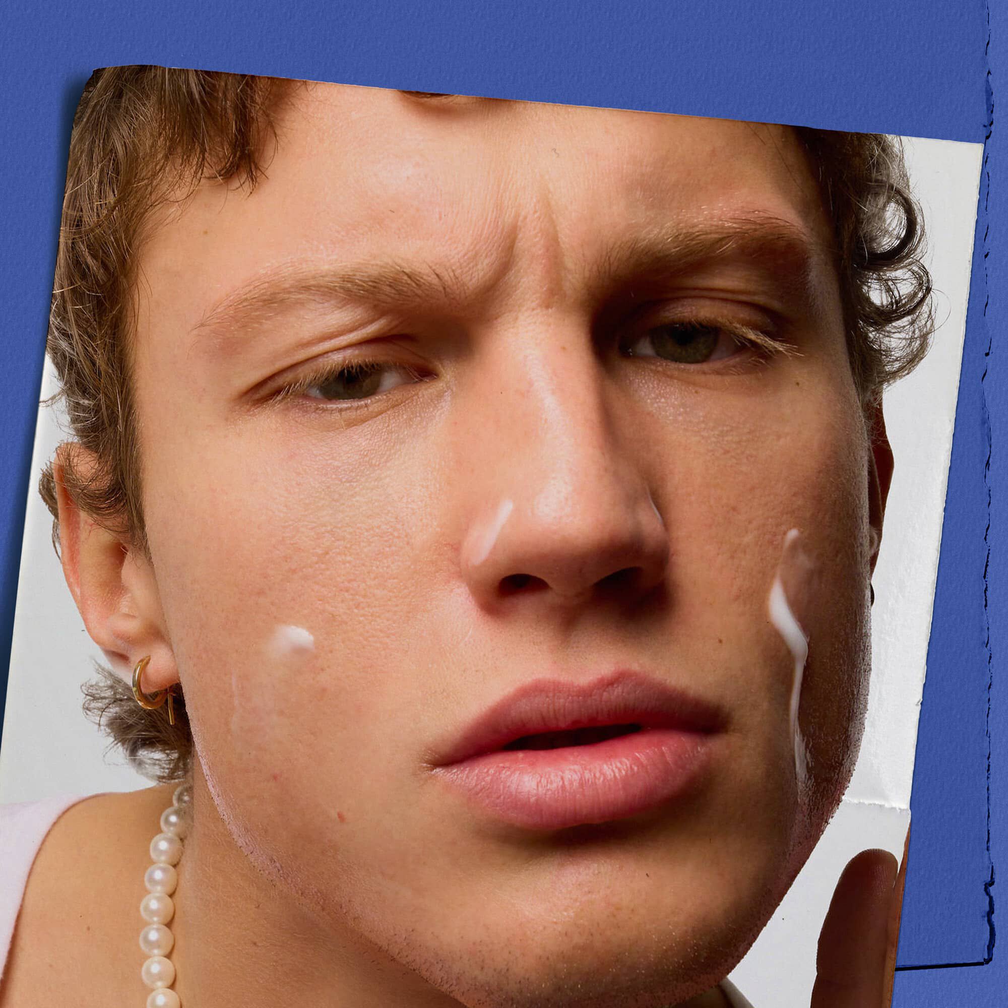 Model z energetyzującym kremem nawilżającym dla mężczyzn Facial Fuel na twarzy