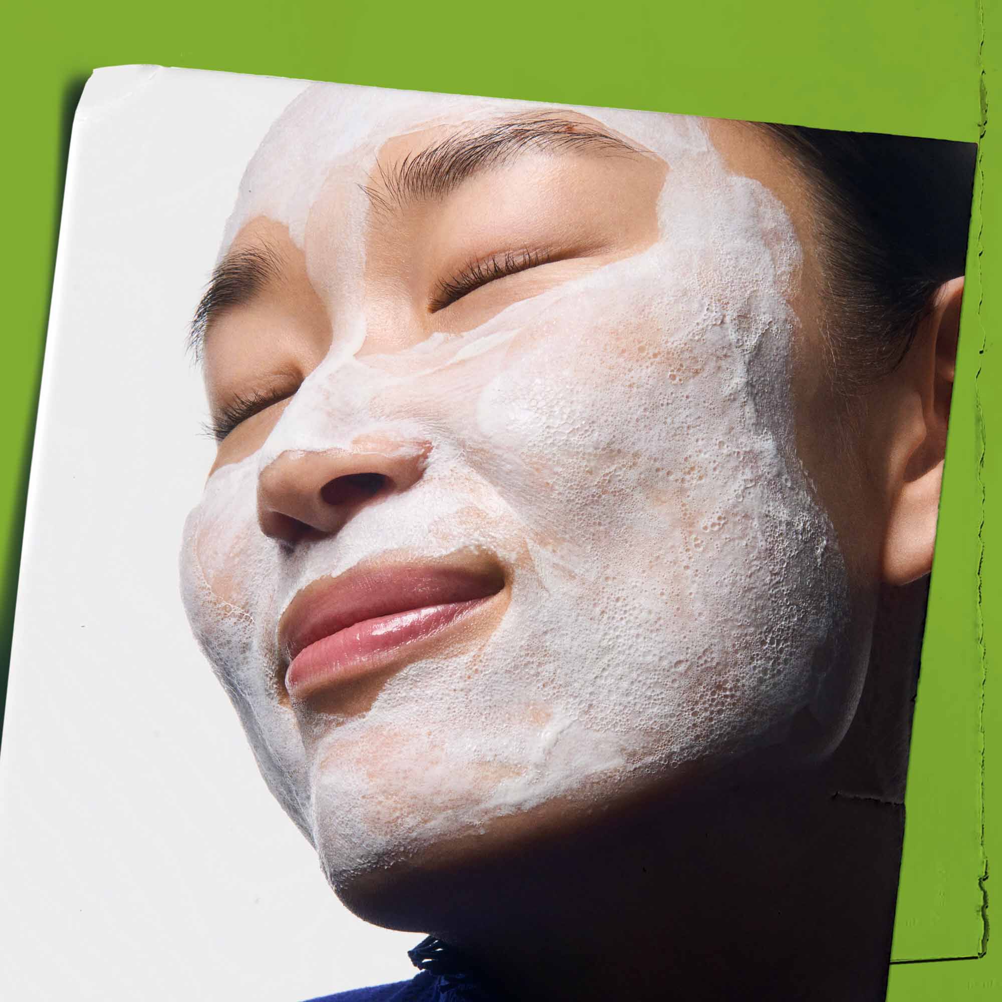 Rare Earth Deep Pore Daily Cleanser nałożony na twarz.